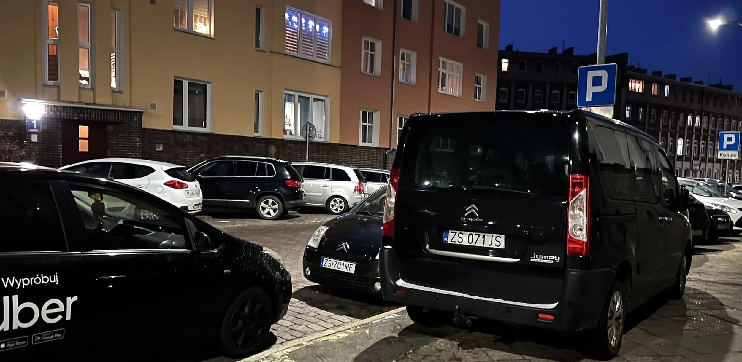 a skoczyłem sobie po chodniczku, do drugiego rzędu na moje specjalnie utwardzone miejsce dla pojazdów o DMC przekraczających 2,5T.