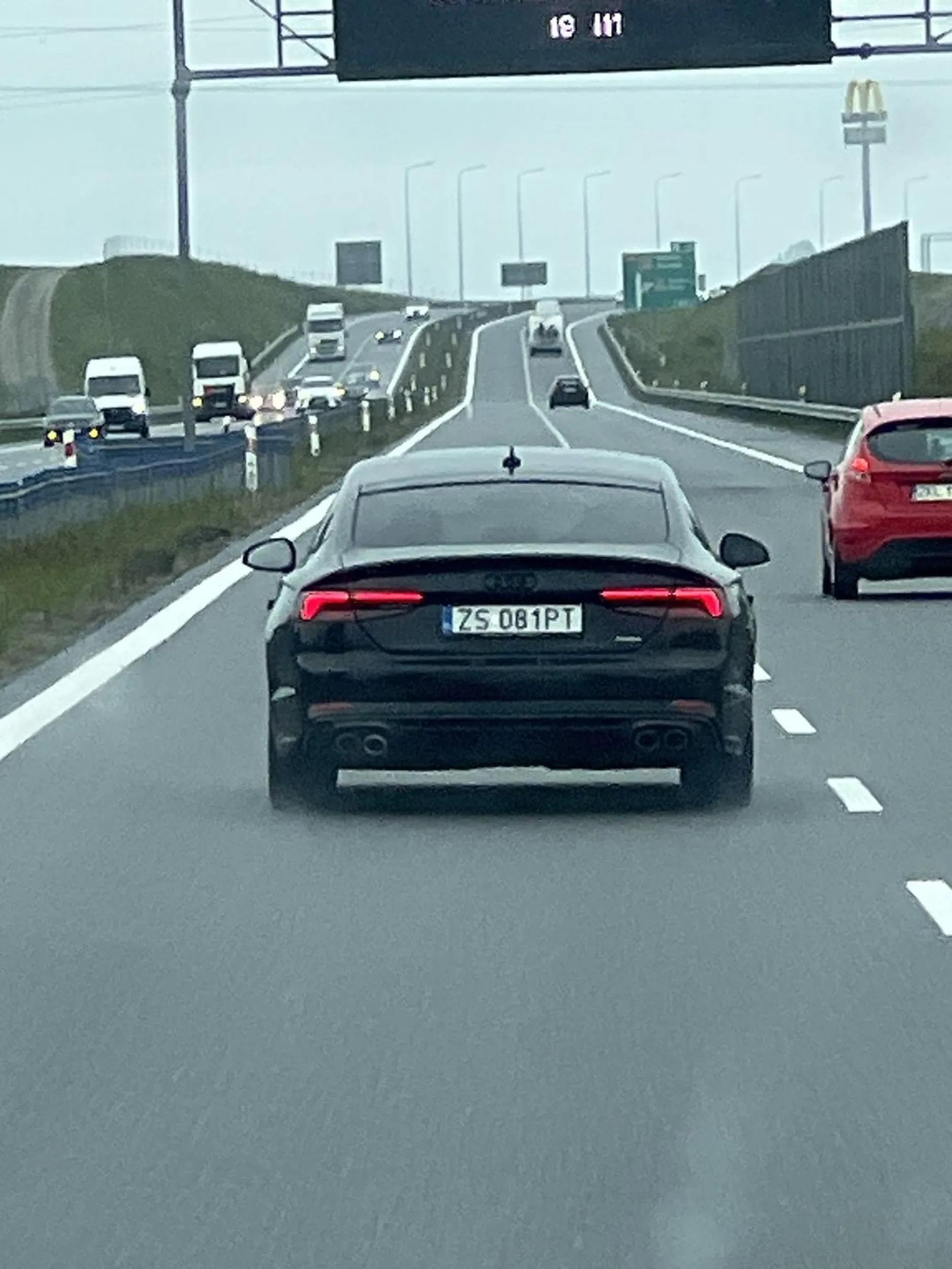 Szeryf lewego pasa, żal dupę mu ściska że bus go dogania