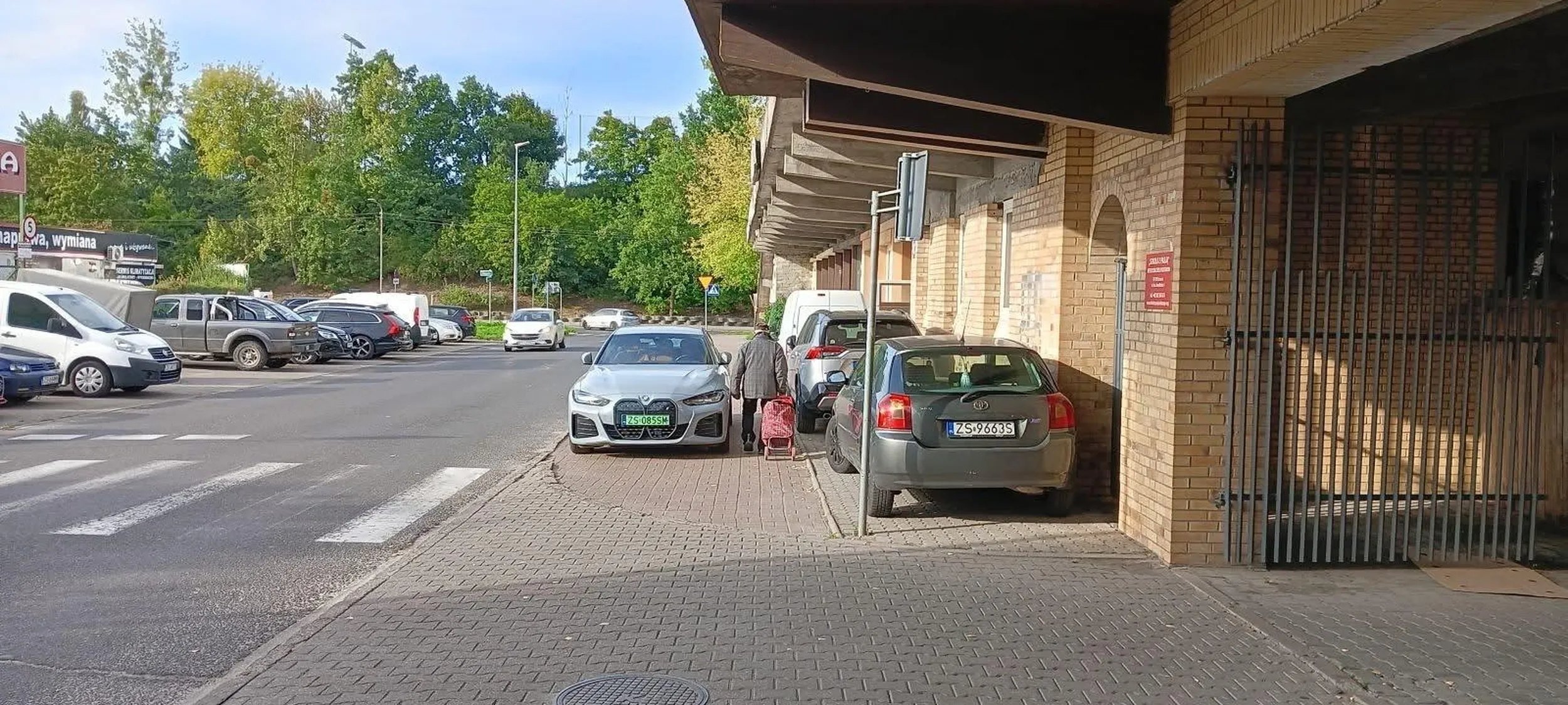 Panisko zasługuje na mandat i karną naklejeczke za takie parkowanie!