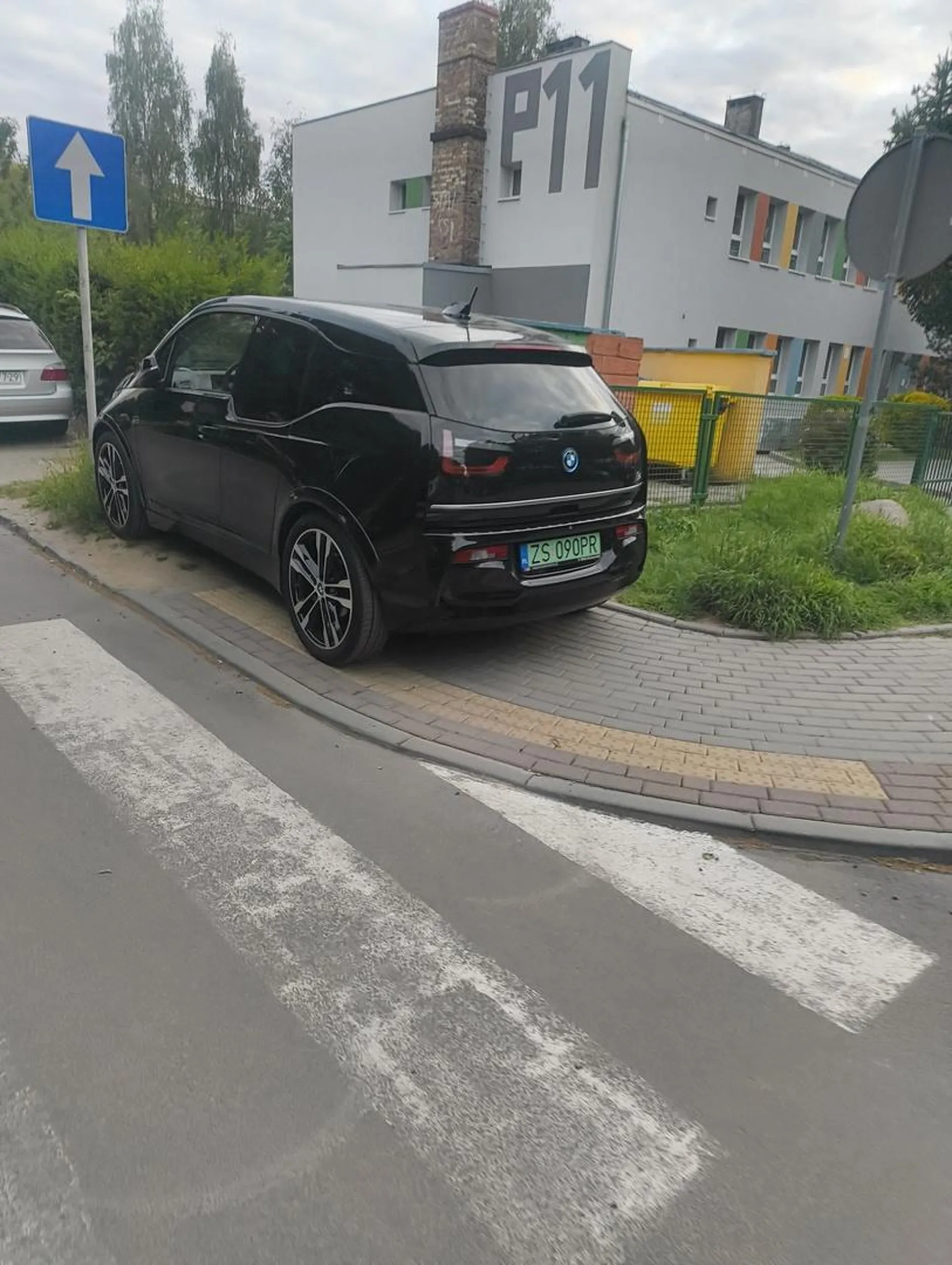 Parkuje na chodniku przy przejściu dla pieszych