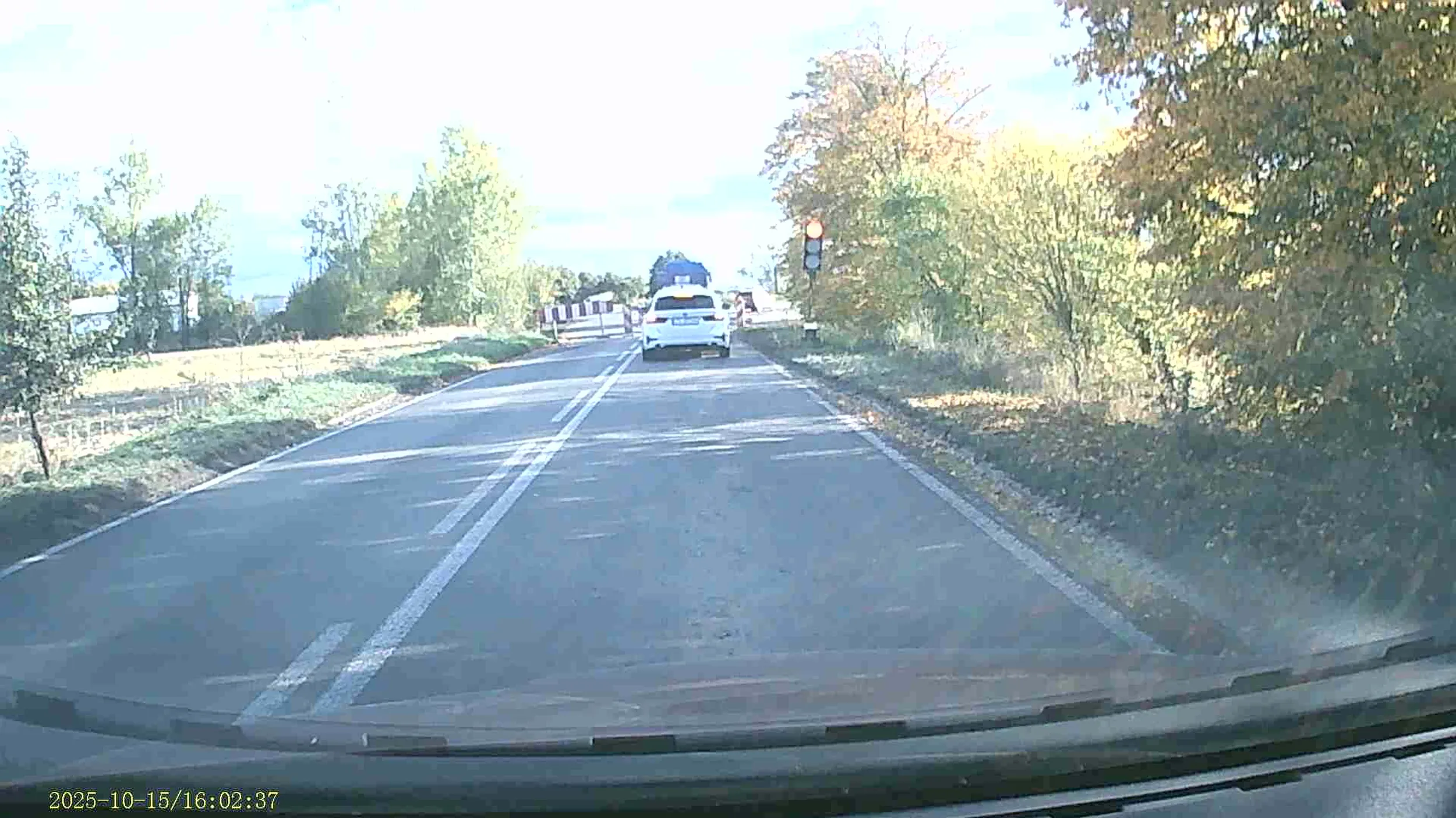 białe BMW 5, wjechał na czerwonym świetle. Potencjalny morderca. Jak najszybciej odebrać mu prawo jazdy.