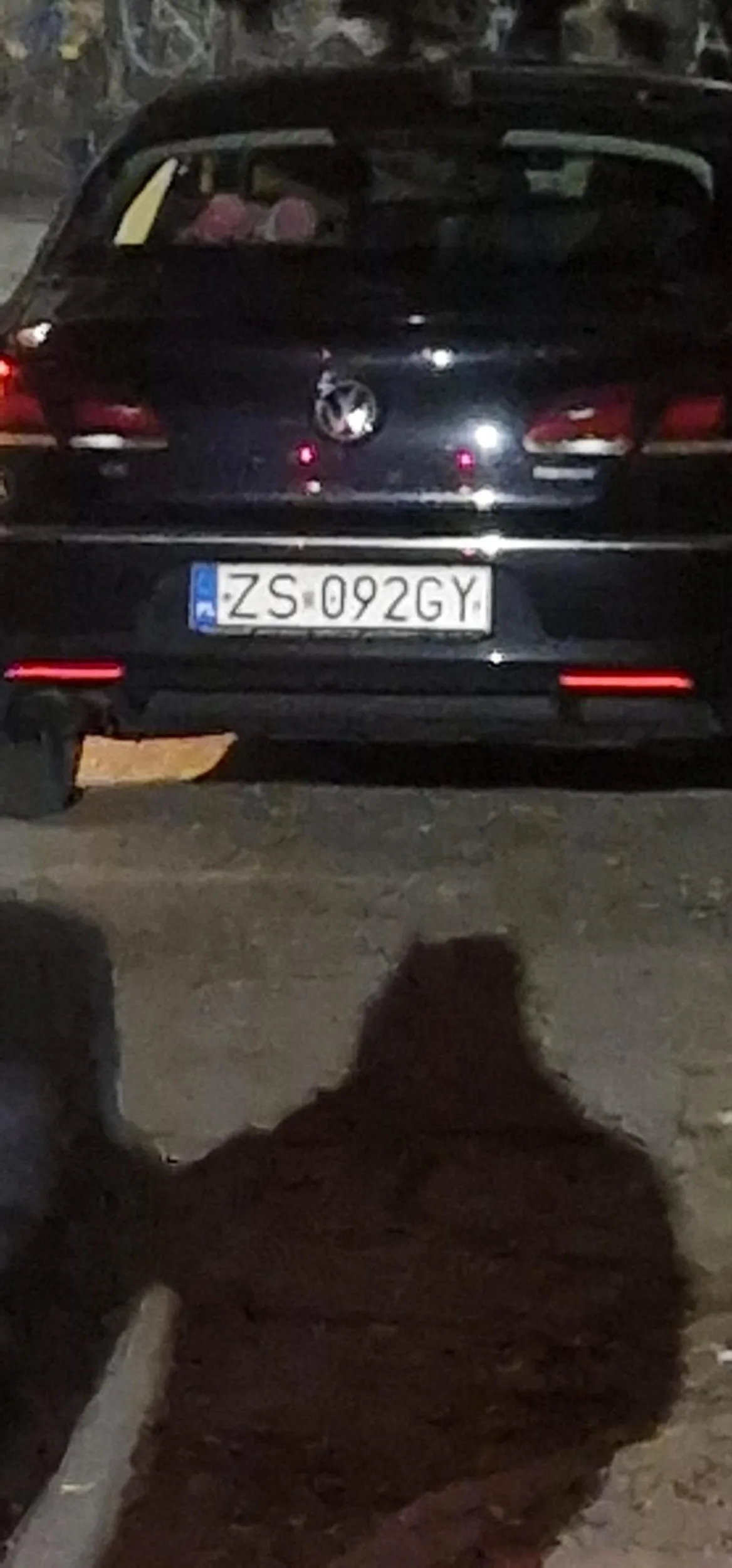 Szeryf podwórka, uwaga ze "swoim" miejscem na podwórku na którym jest zakaz parkowania przez kogokolwiek ? Weekendowy alkoholik, chociaz biorąc pod uwagę rzucanie się z łapami do dzieciaka wydaje mi się, że nie tylko weekendowy. Radzę uważać bo frustrat jak ich mało. Jak nie daje sam rady woła żonę, wtedy nawet pozwala synowi opuścić klatkę.