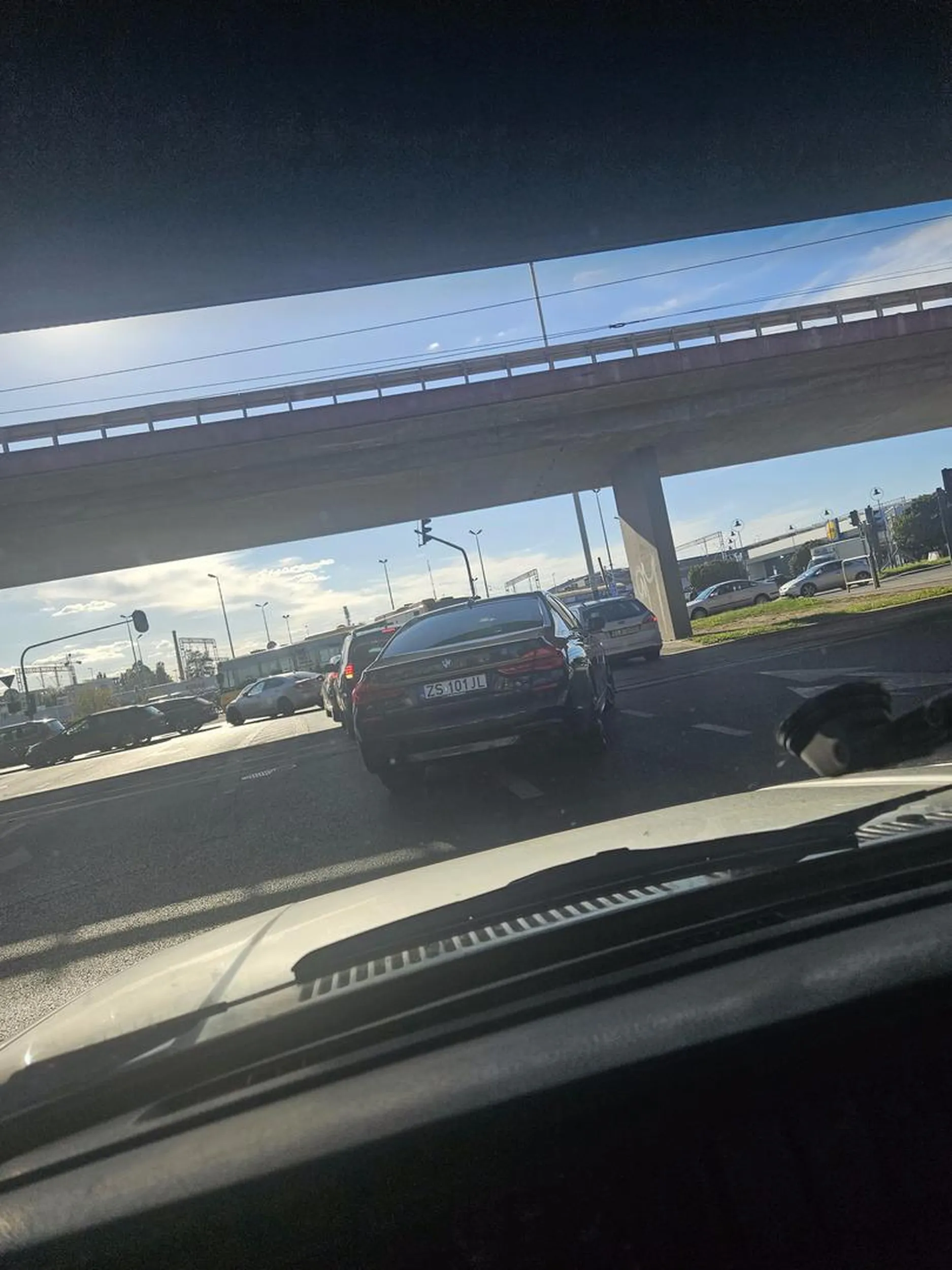 Człowiek w BMW (Marka zobowiązuje....) taranuje innych uczestników ruchu drogowego i pokazuje środkowy palec