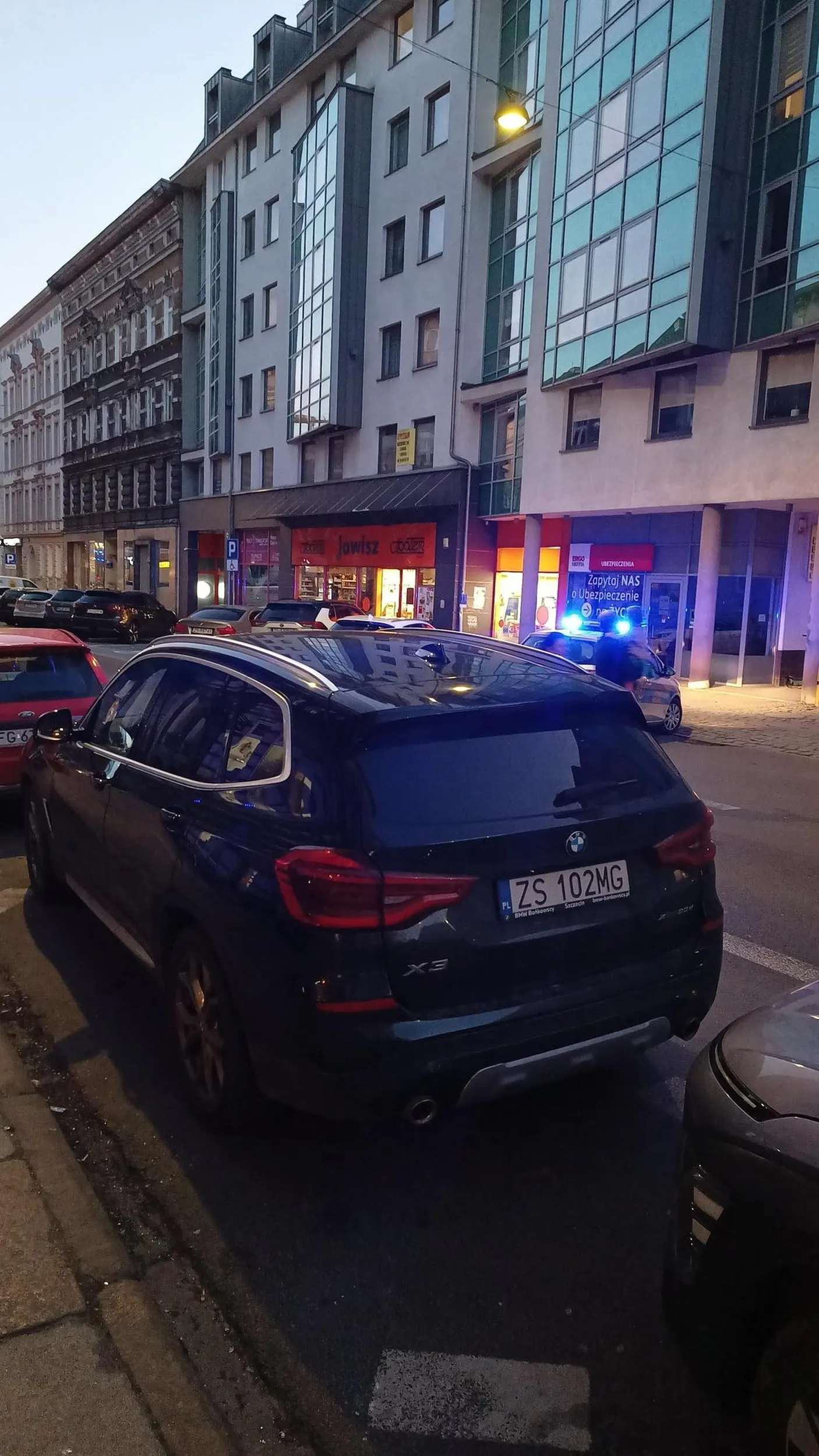 Naucz się Siwy pacanie że BRAM WJAZDOWYCH się NiE blokuje w centrum miasta jak prawo jazdy w chipsach wygrałeś to przesiądź się na tramwaj lub autobus jako pasażer