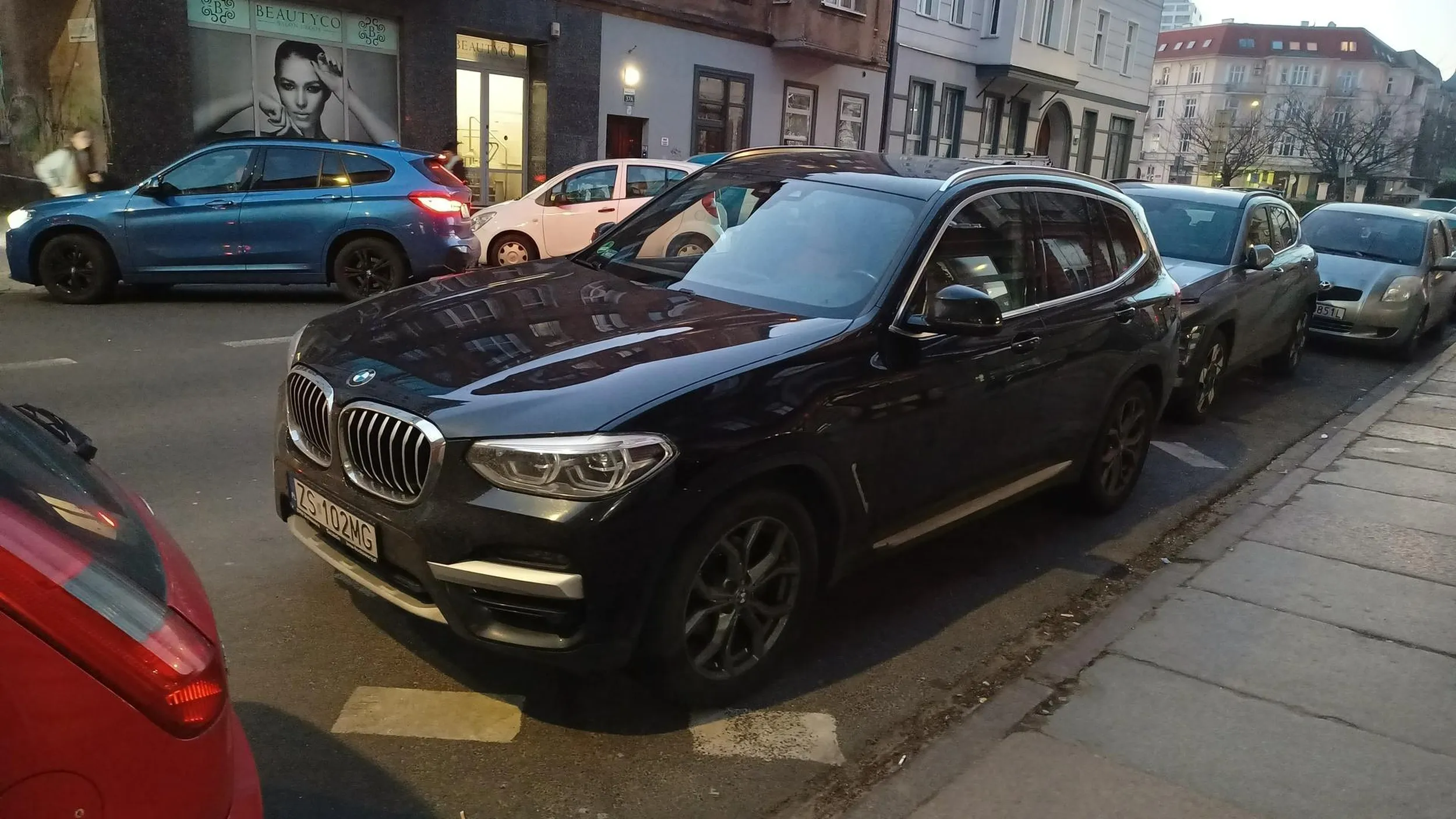 Naucz się Siwy pacanie że BRAM WJAZDOWYCH się NiE blokuje w centrum miasta jak prawo jazdy w chipsach wygrałeś to przesiądź się na tramwaj lub autobus jako pasażer