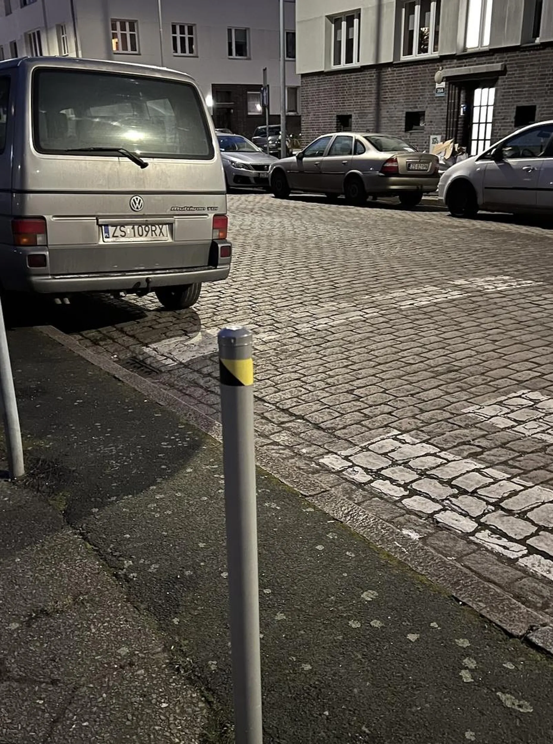 Nie jest taki duży, aż tak dużo nie zasłania, tu nikt nie jeździ, nikt tu nie przechodzi.