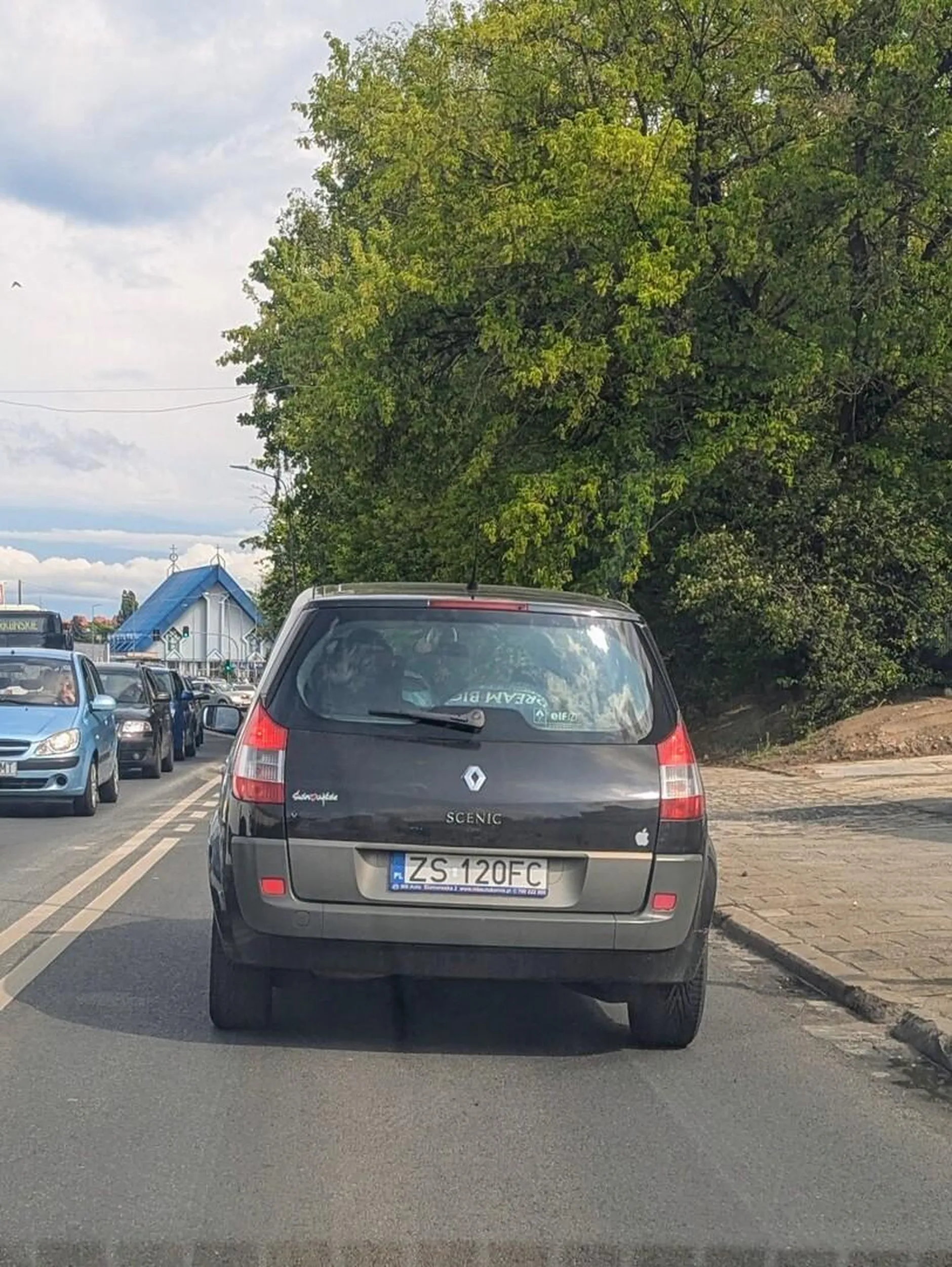 Panienka jedzie całe rondo dookoła po zewnętrznej. Gdy zbliżyła się do korka, gdzie auto z wewnętrznego pasa stoi już częściowo na zewnętrznym, z włączonym kierunkowskazem, ona wpycha się na milimetry. Okno kierowcy otwarte na oścież, jazda na zimny łokieć wskazuje z jakim kierowcą mamy do czynienia. Po takim oto wymuszeniu podnosi swoje tłuste łapsko i pozdrawia zajechanego środkowym palcem. Panienko, dwie rady: 1. Trochę kultury na drodze. 2. Czas na dietę, tak z 30 kg przydałoby się zrzucić. Tak dla zdrowia.