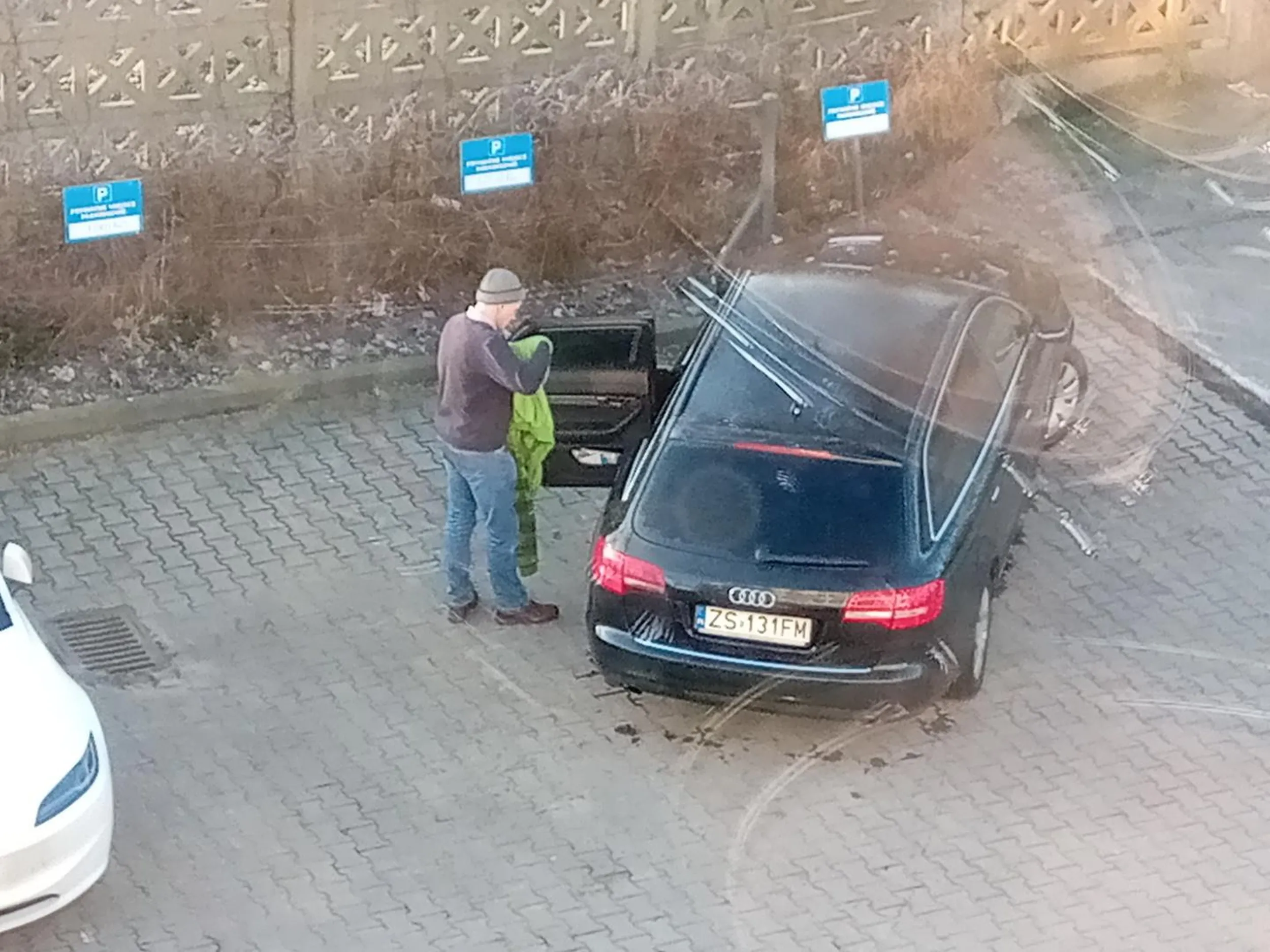 pan z audi zajął 3 miejsca, a po odjeździe okazało się, że zostawił po sobie śmieci dn. 04.02.2025