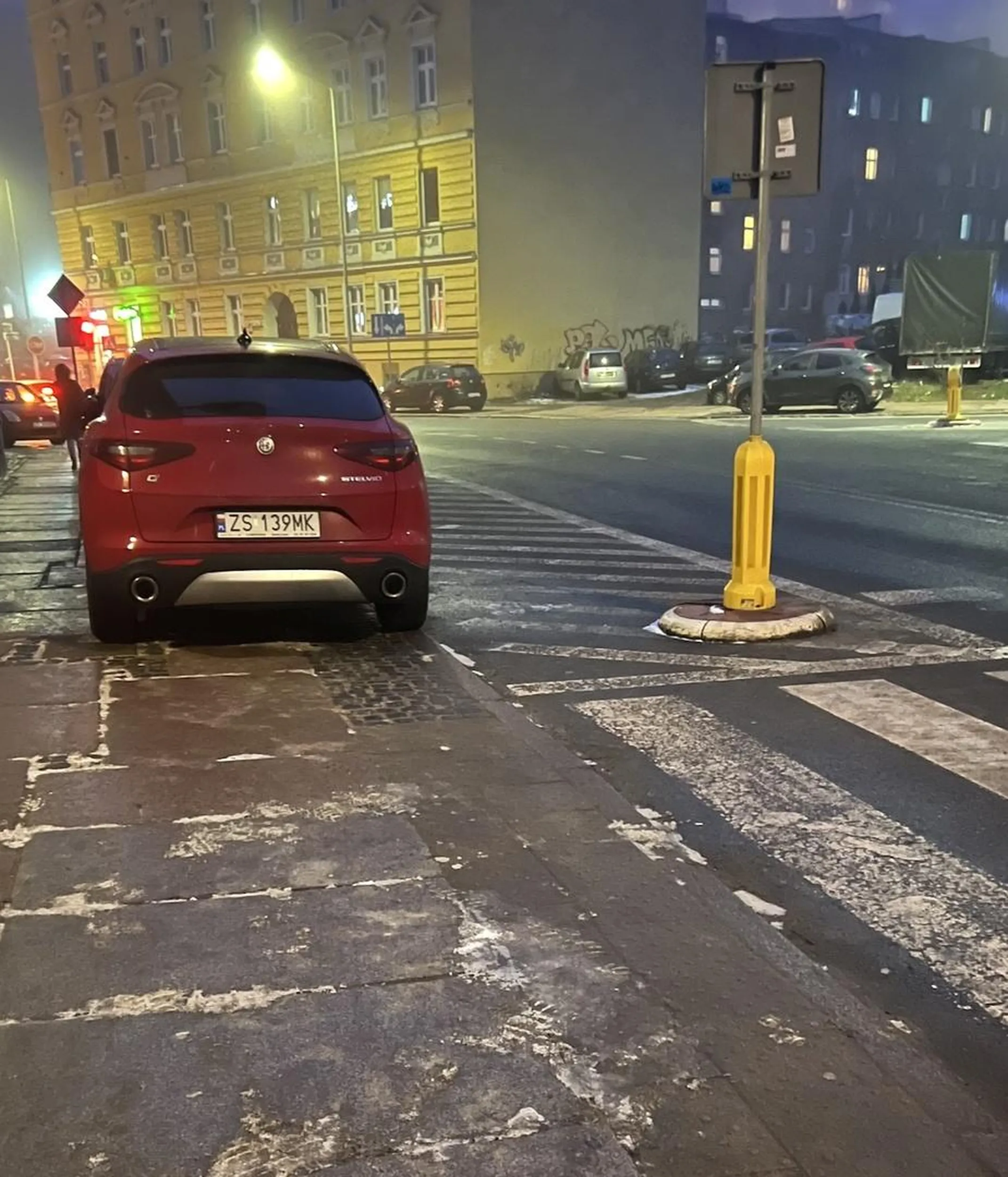 jazda po przejściu dla pieszych, po chodniku, parkowanie bezpośrednio przed przejściem, Pani która jechała autem nie wyglądała jakby miała problemy z chodzeniem :)