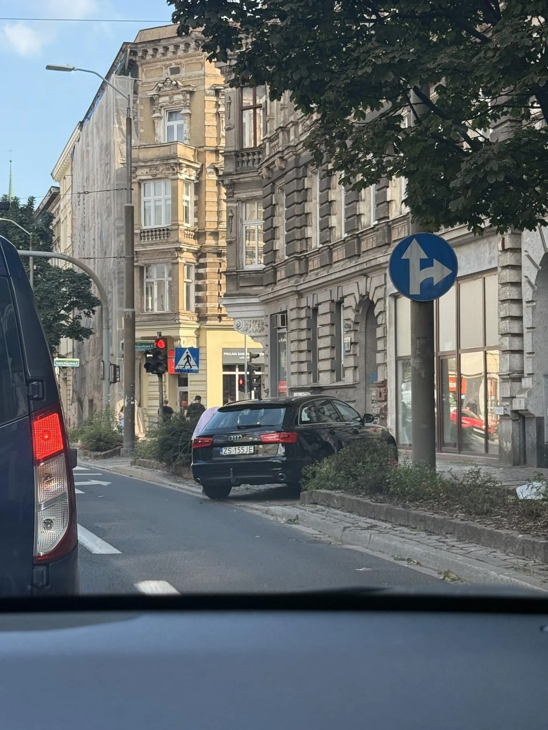 Zastawiony wyjazd z bramy, pół chodnika i pół pasa do skrętu w prawo. Przynajmniej oszczędził 2 zł na bilecie parkingowym ?