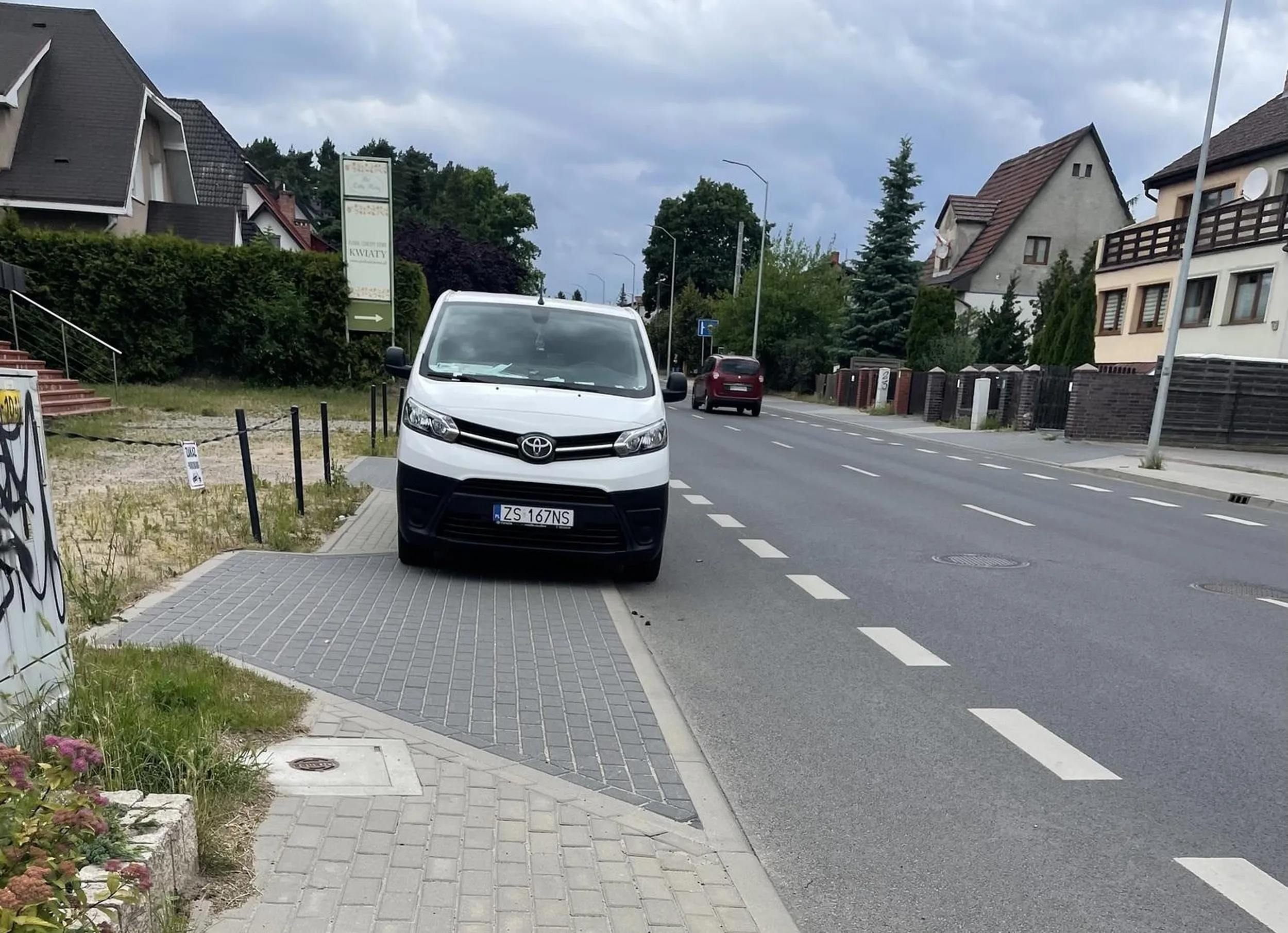 Kierowca regularnie parkuje na chodnikach, przez co idac z moim 5miesiecznym dzieckiem w wozku bylam zmuszona wejsc na sciezke rowerowa znajdujacej sie na bardzo ruchliwej ulicy.