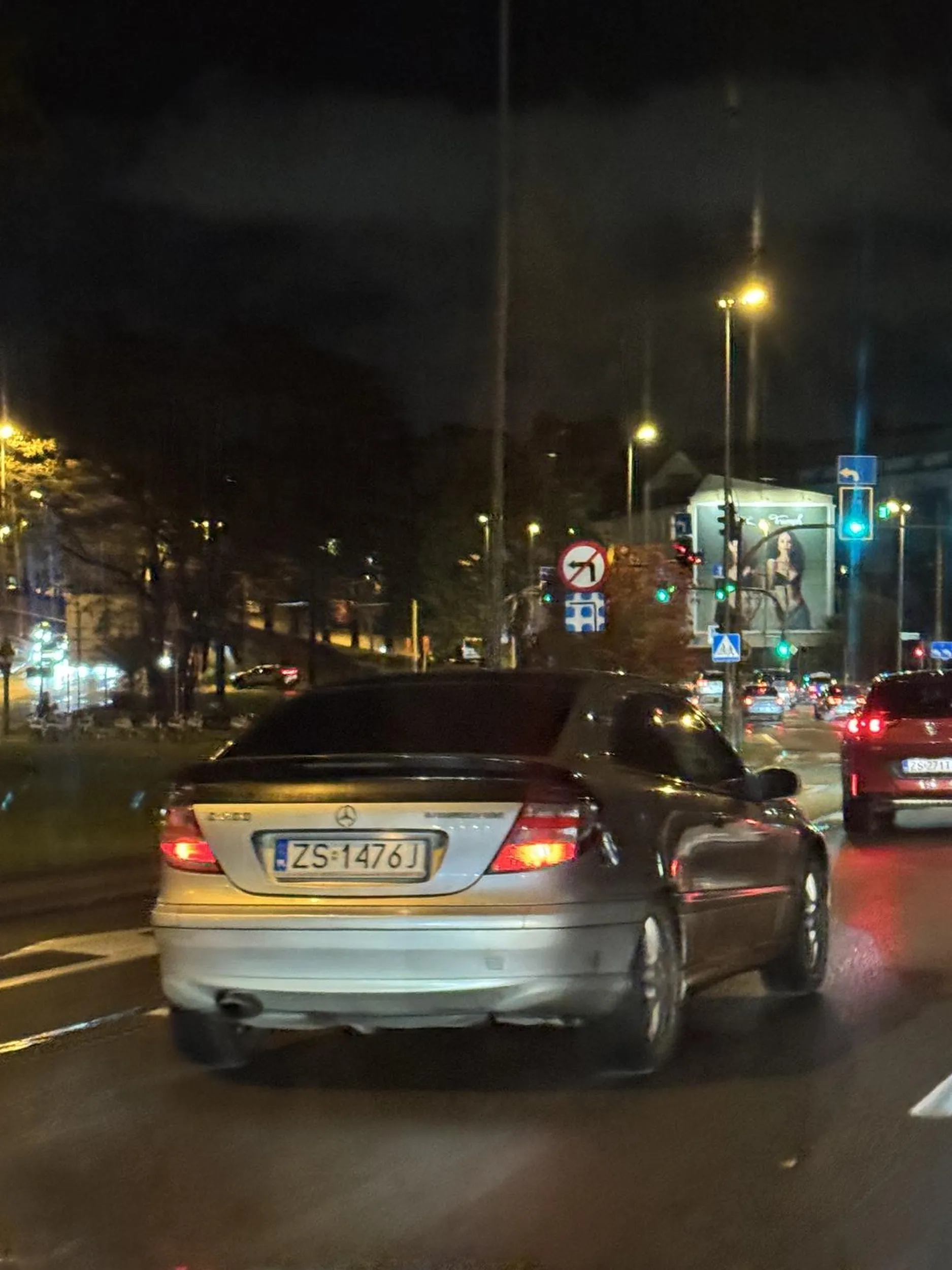 Pani „kierowca” z typu kierunkowskaz daje pierwszeństwo. Kilka razy wahała się żeby wymusić pierwszeństwo i zrobiła to w takim momencie, że zmusiła mnie do gwałtownego hamowania. Inaczej byłaby kolizja. Lusterka chyba już nie funkcjonują prawidłowo w tym gruzie, ciekawe czy to w ogóle ma przegląd techniczny.