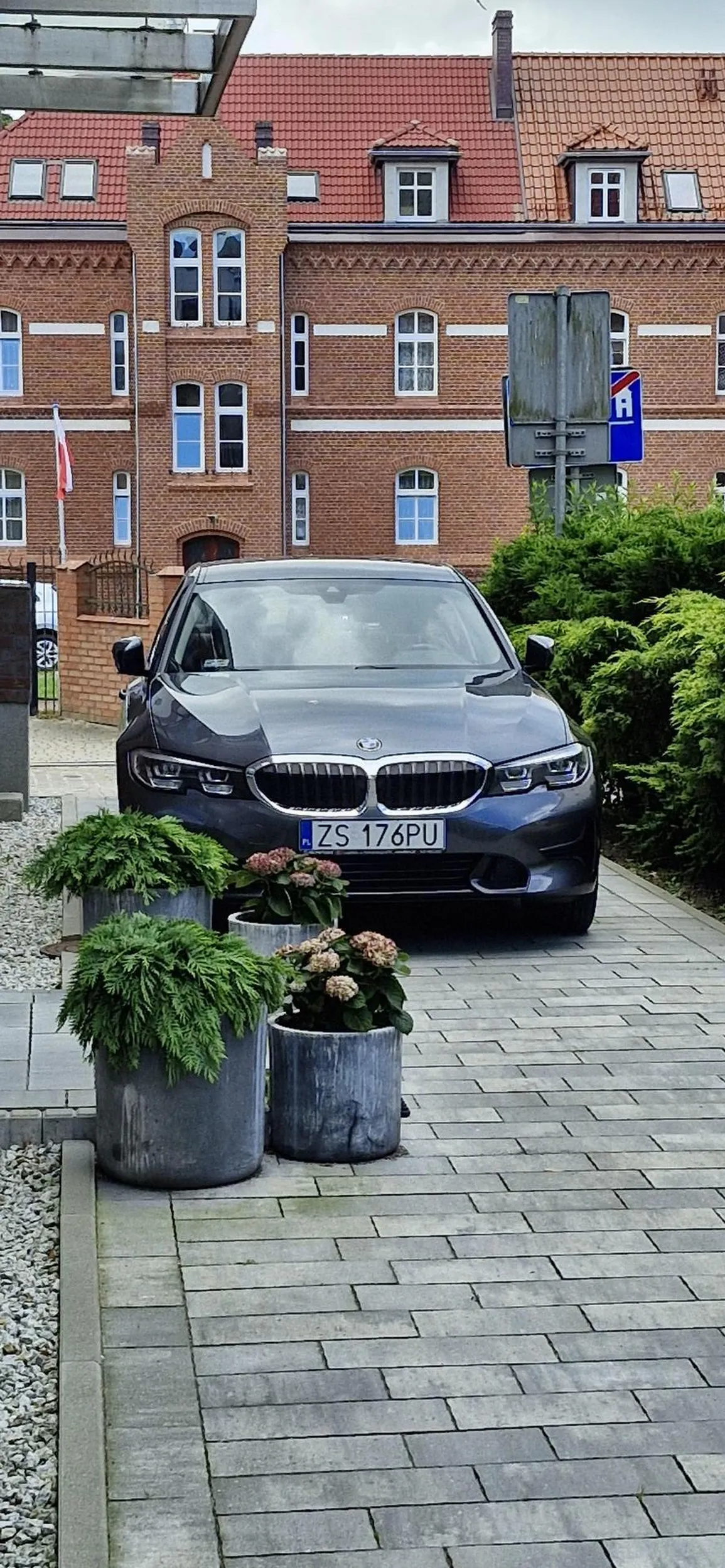 Wielmożna pani Bez Mózgu Wogole parkuje bolidem gdzie popadnie