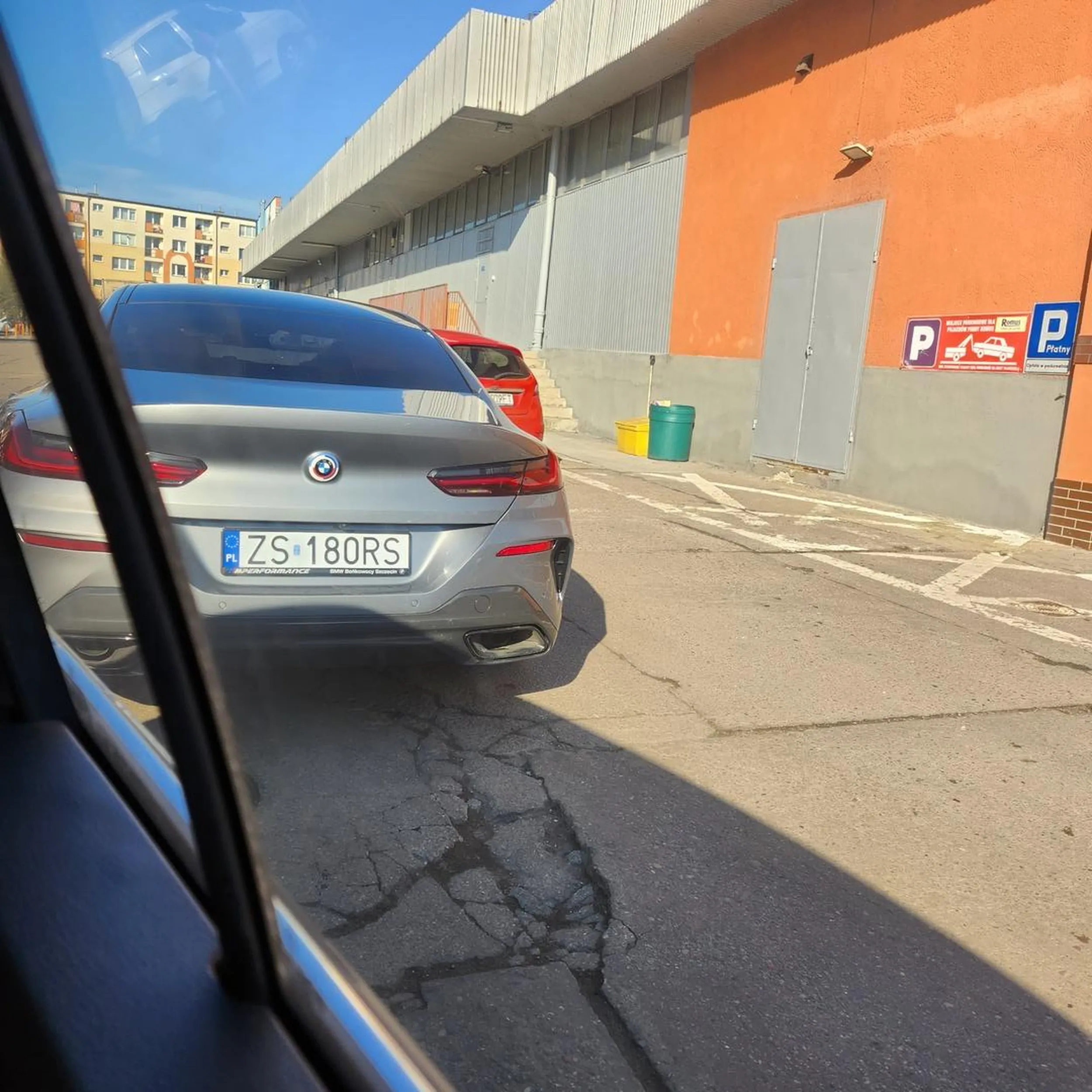 Zaparkował (auto puste) na środku wjazdu/wyjazdu parkingowego. Dobrze, że wokół dało się przejechać.