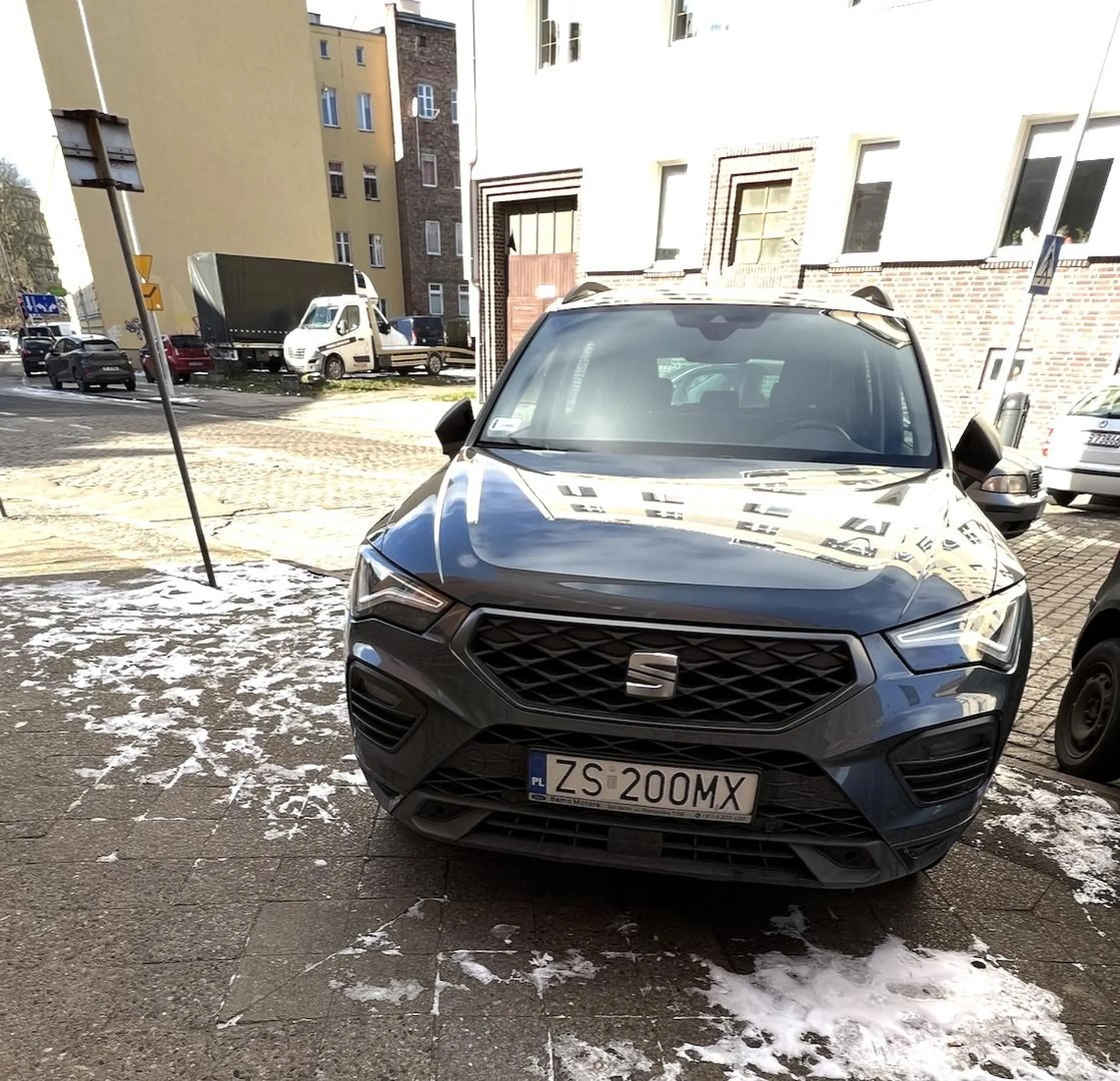 Nie zauważyłem że stoję bezpośrednio przed przejściem dla pieszych, ale nie szkodzi, przecież nie stoję na przejściu, więc problem nie istnieje.