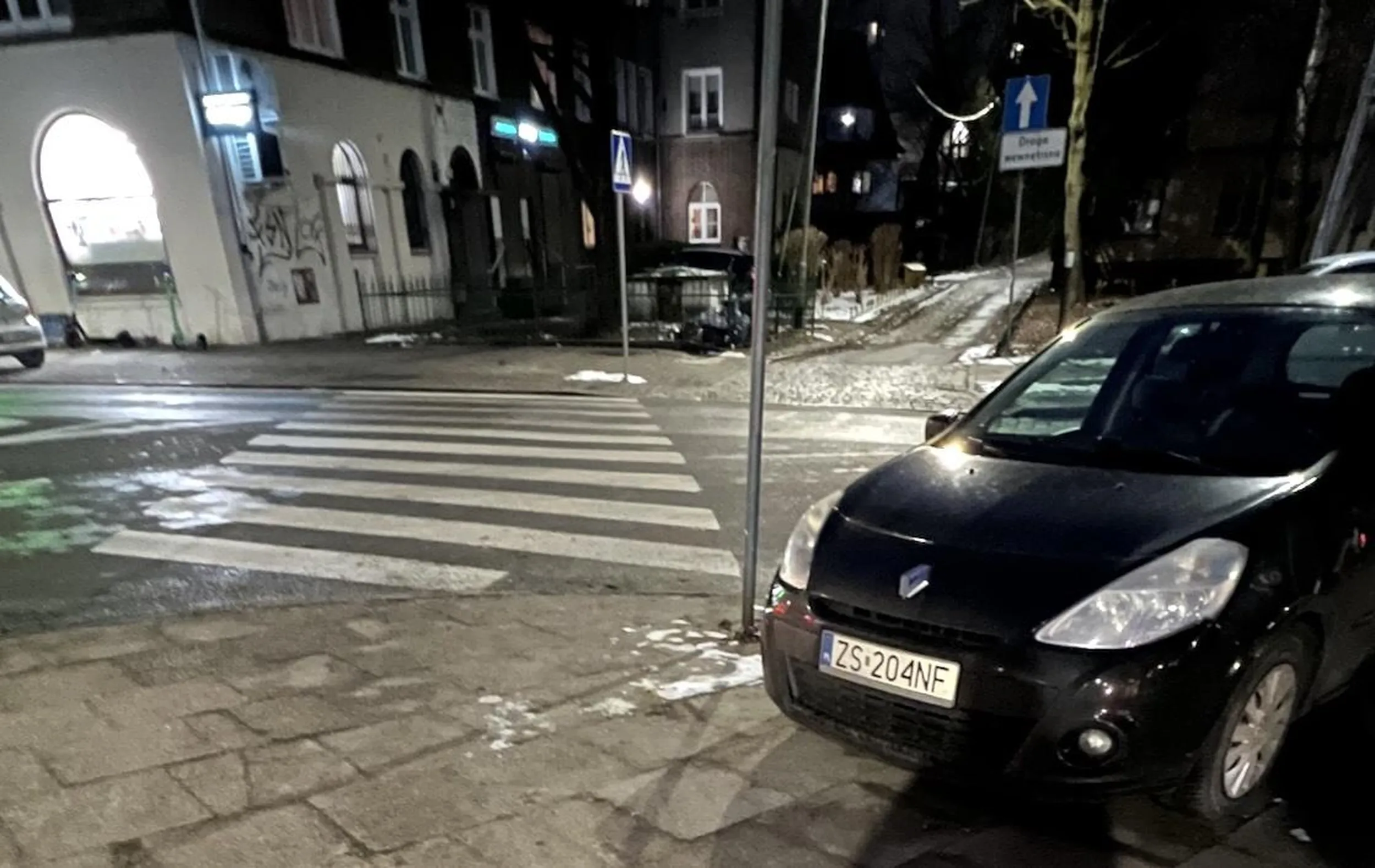 Przed przejściem, na chodniku, czemu nie?