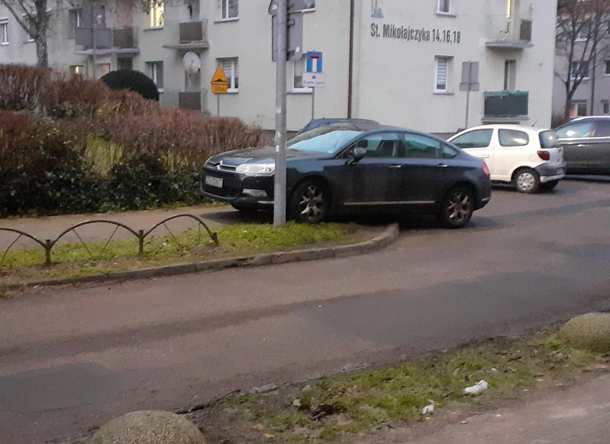 To trzeba być prostakiem i chamem aby tak stanąć przy szkole.