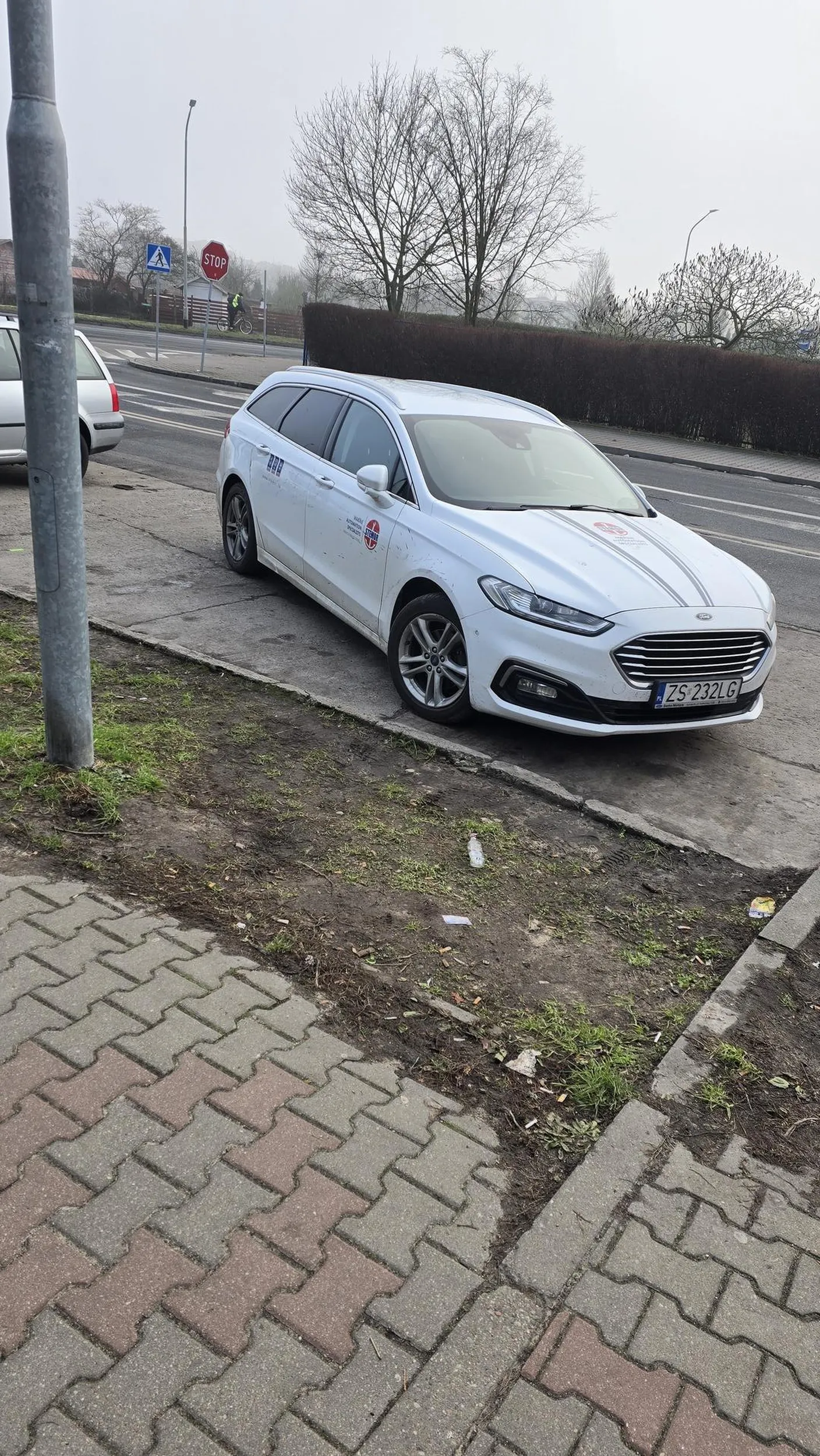 Tak ZS parkuje w Policach. Po co zaparkować normalnie jak można na trzech miejscach. A to ponoć ZPL, ZGL itp. nie potrafią parkować.
