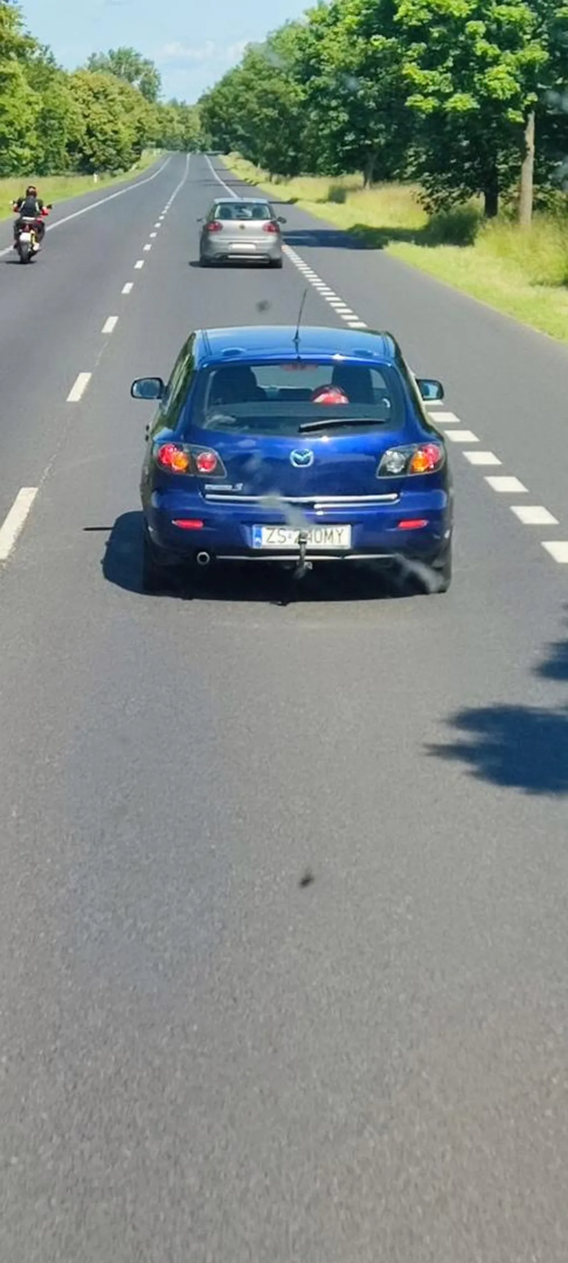 Dżesika ty się zajmij jazdą, a nie telefonem i poprawieniem swych bujnych włosów