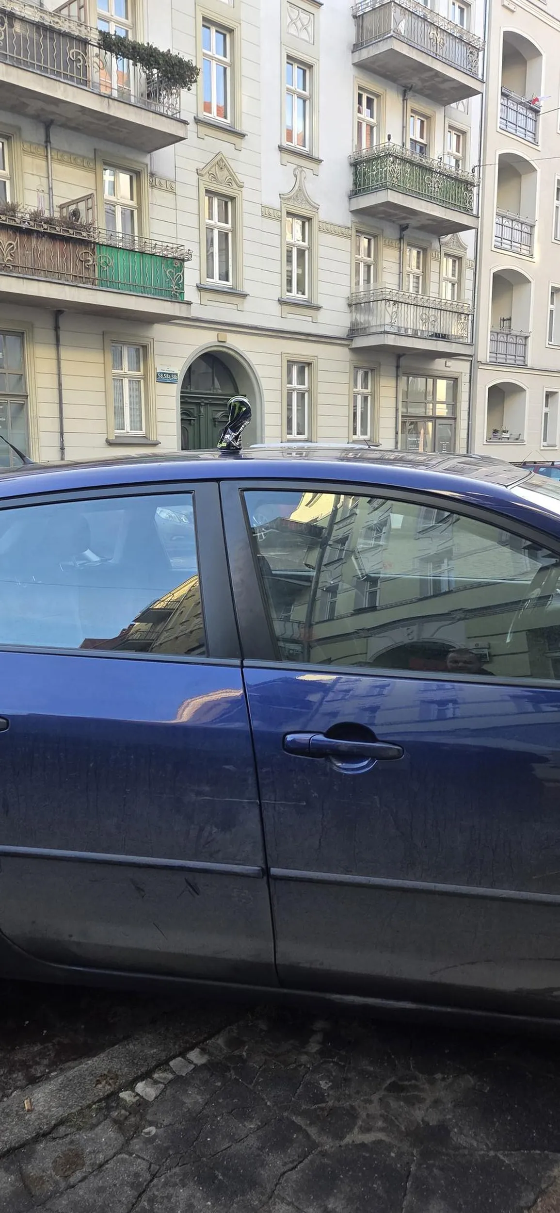 Bandyta zostawia śmieci na aucie i idzie do domu