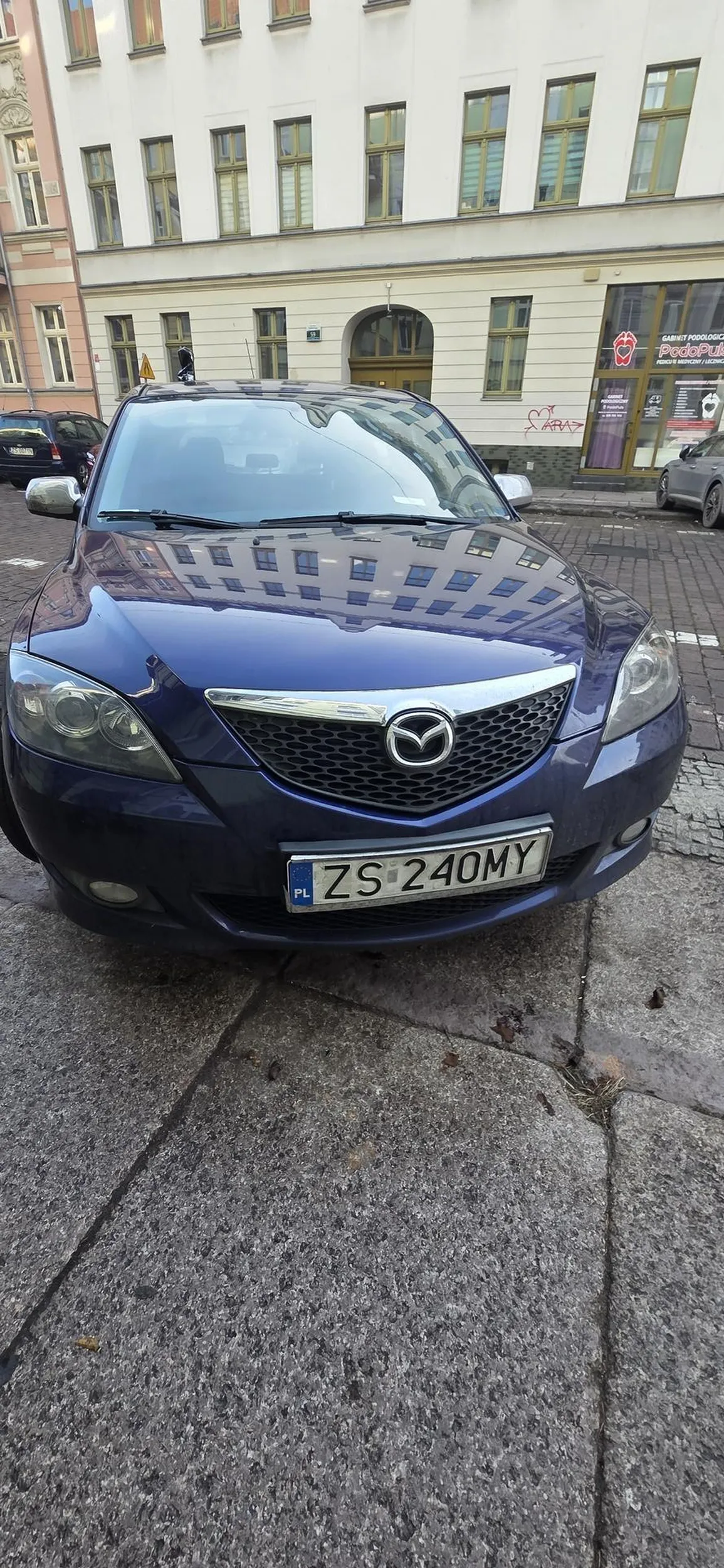 Bandyta zostawia śmieci na aucie i idzie do domu