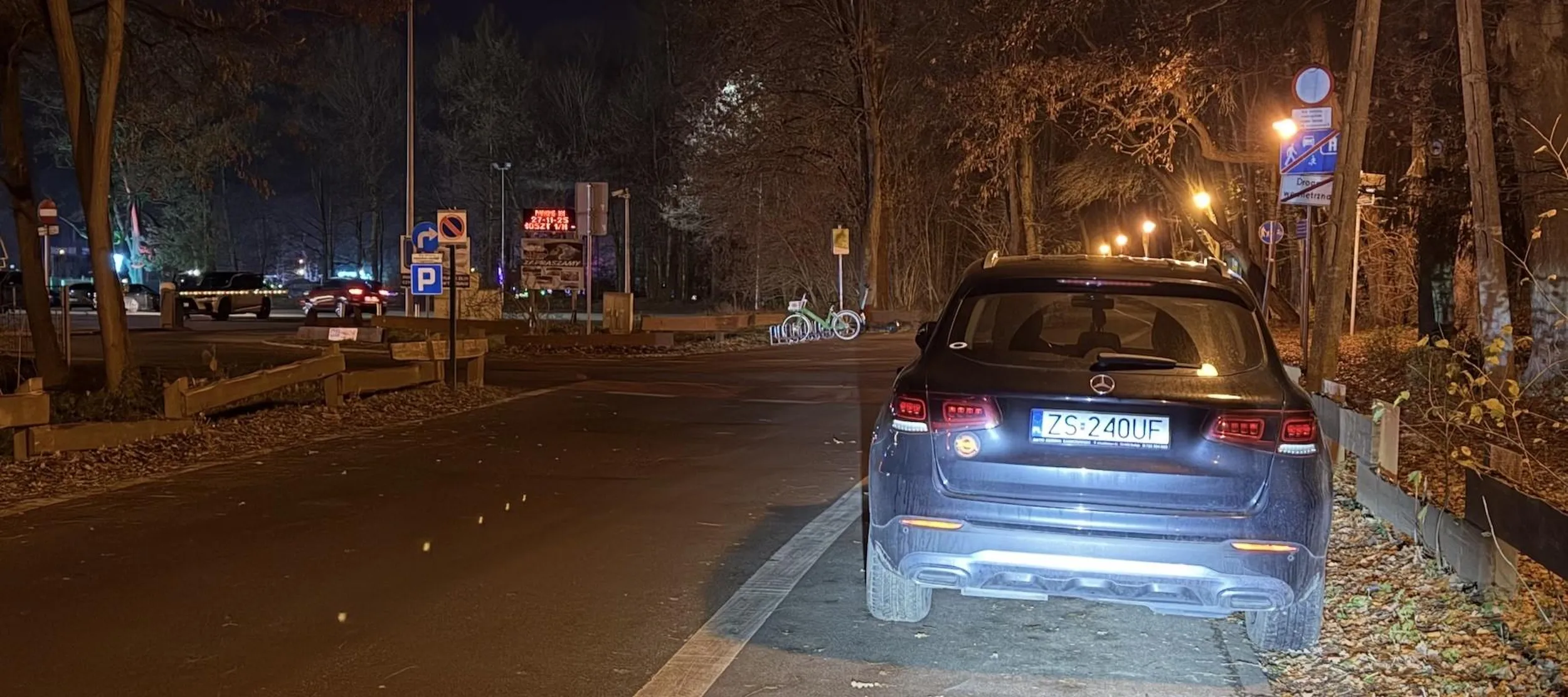 Za rogiem płatny parking, no ale przecież można bezpłatnie w strefie zamieszkania zaparkować na drodze dla rowerów! Czemu nie? hahaha