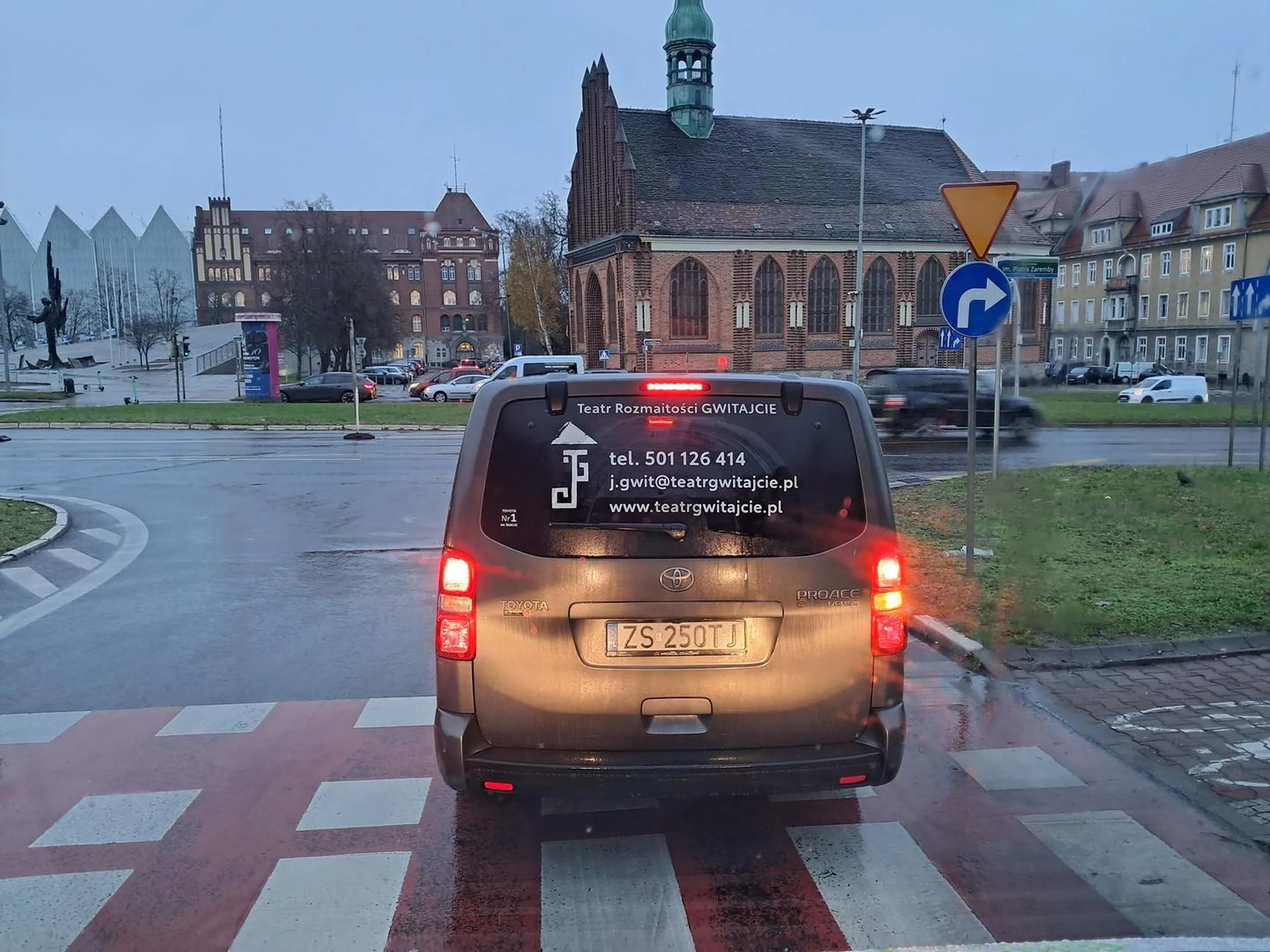 Bandyta drogowy wymusza pierszeństwo. Na zwróconą uwagę wymyśla historie. Uwaga na pana.