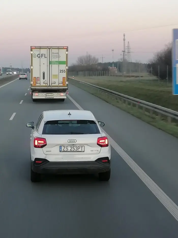 Idź na kurs jeszcze raz jak boisz się jeździć po autostradach. Jedzie 80 km/h i się cieszy. Dramat! Prawko z chipsów