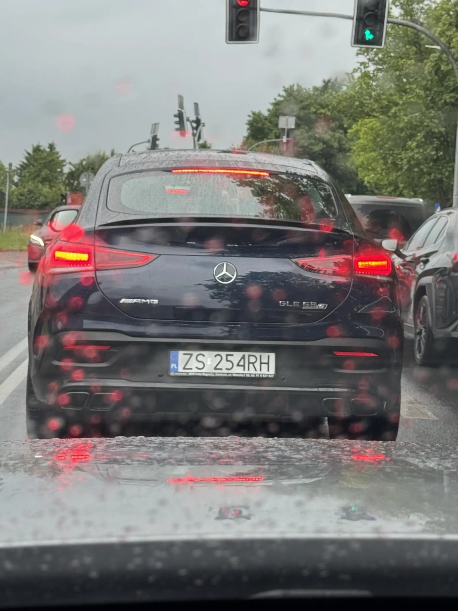 Gość nie ogarnia szerokości pasów jezdni, jedzie dwoma naraz. Kierunkowskazy też są zbyt trudne w obsłudze