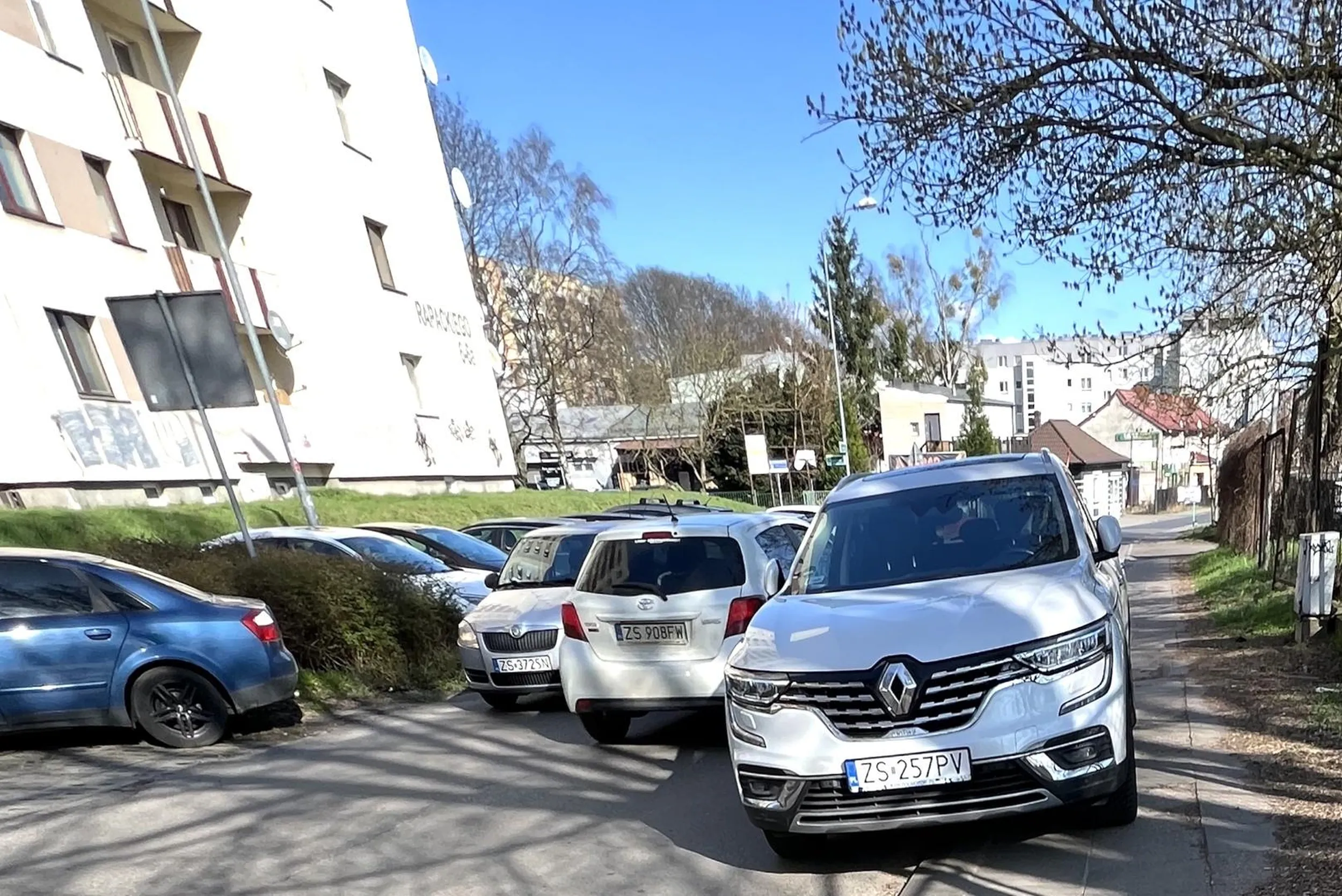 Dbam o bezpieczeństwo, zarówno piesi jak i auta muszą poruszać się na wahadło!