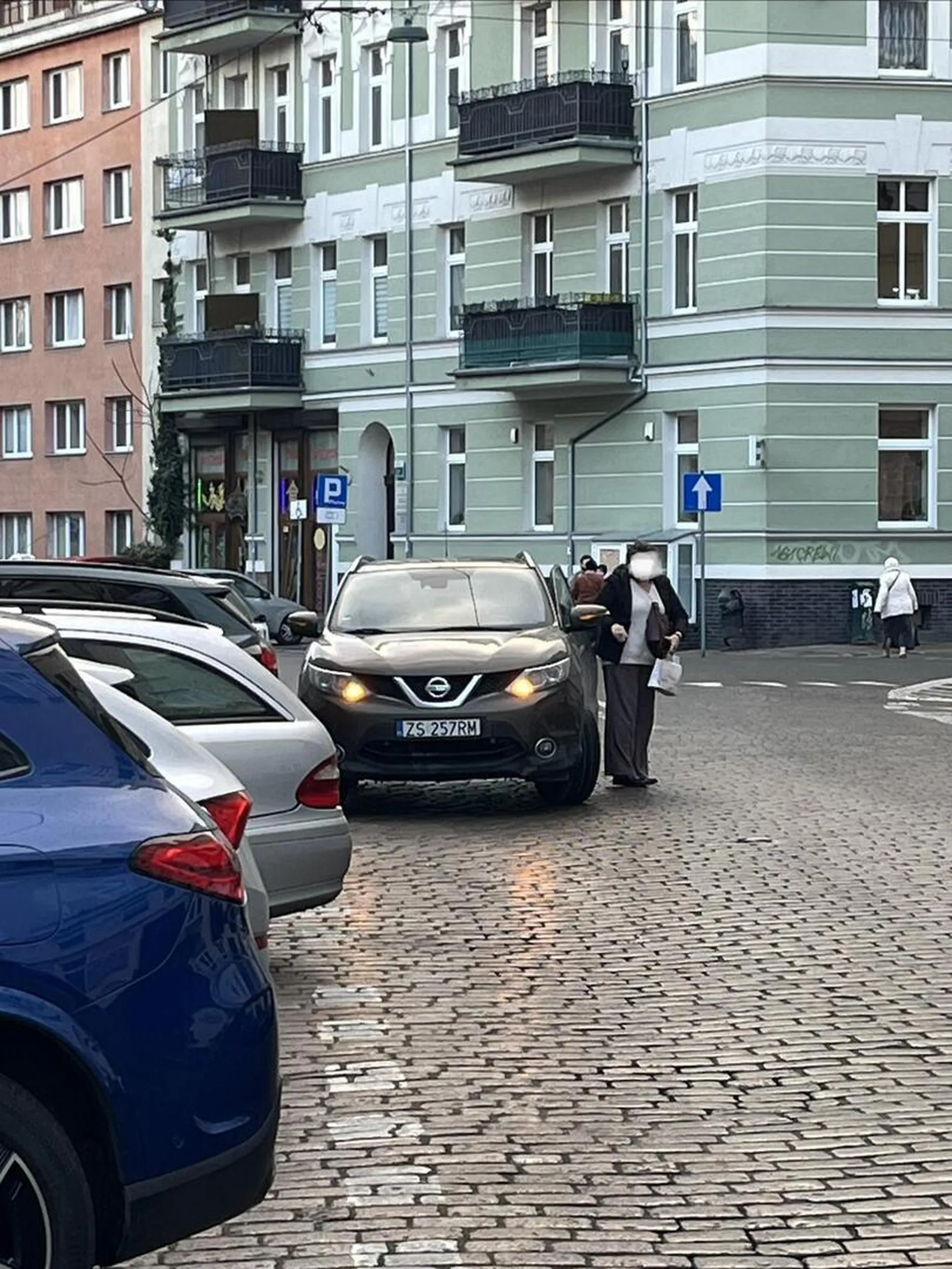 paniusia wizyta u stomatologa to sobie stanie na srodku na awaryjnych, no przeciez od tego sa :)