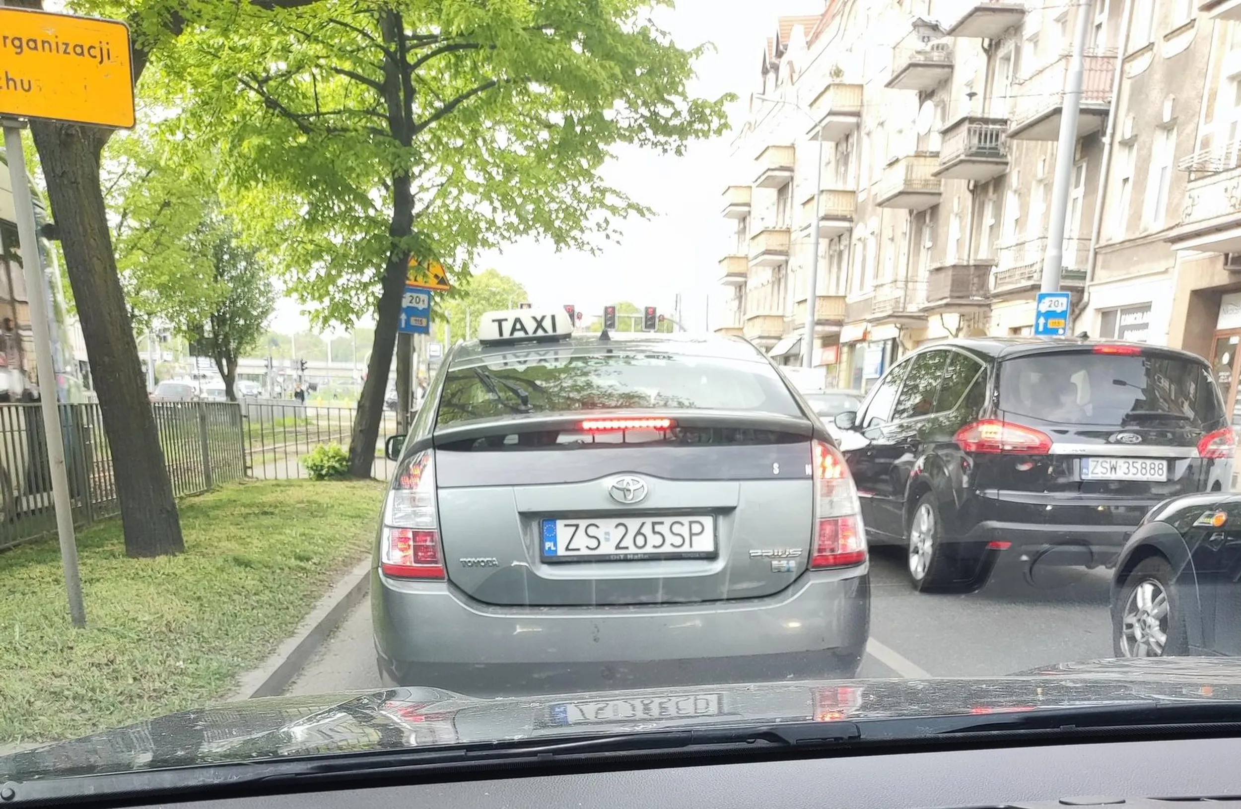 Zjeb który wymusza pierwszeństwo przy zmianie pasa i potem nagle hamuję, chcę wymusić odszkodowanie