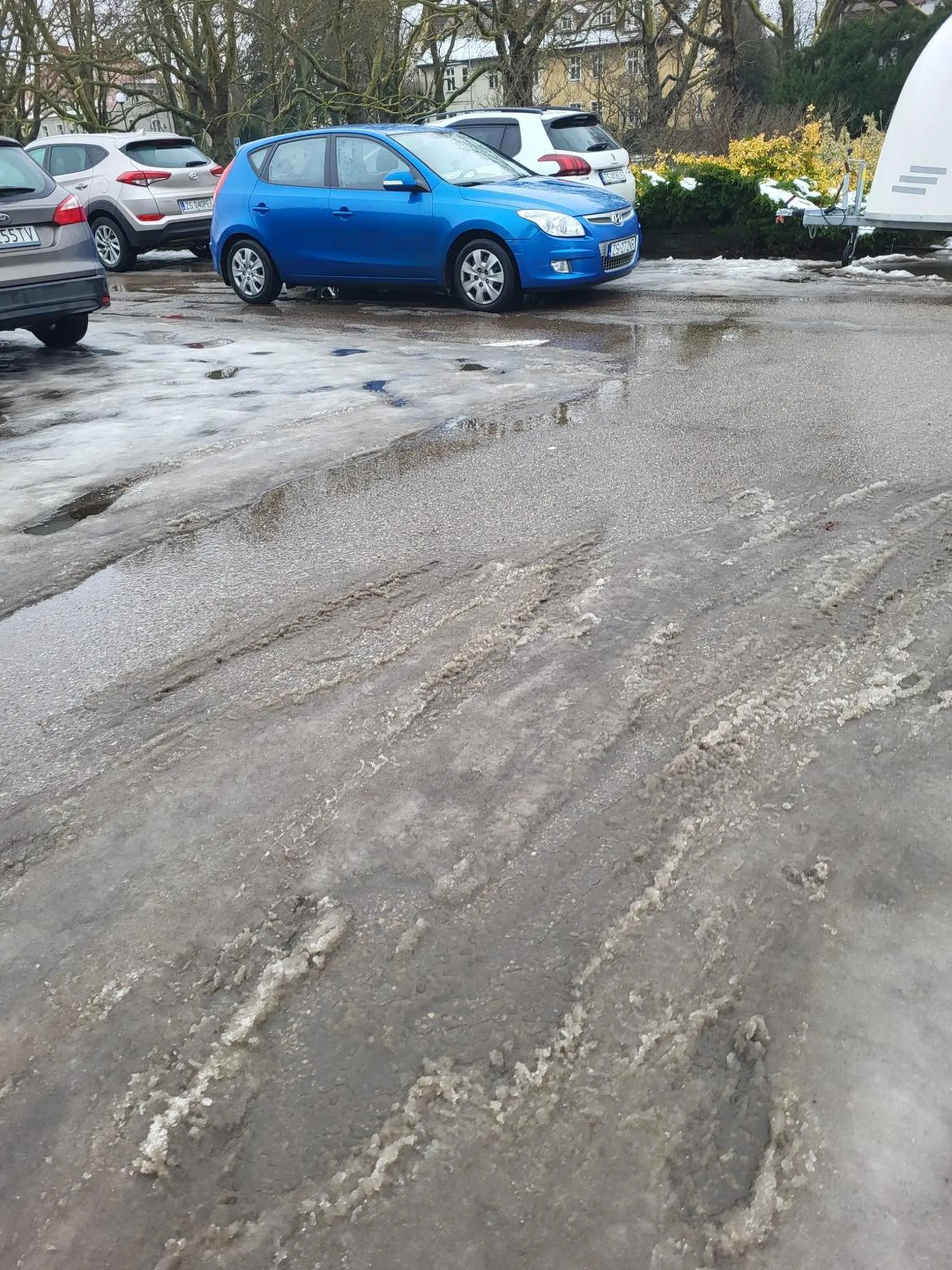 Kolega najpierw stwierdził, że zastawi wjazd do parkingu potem łaskawie zmienił miejsce zatrzymania i zastawił przejazd w jednej z uliczek parkingu