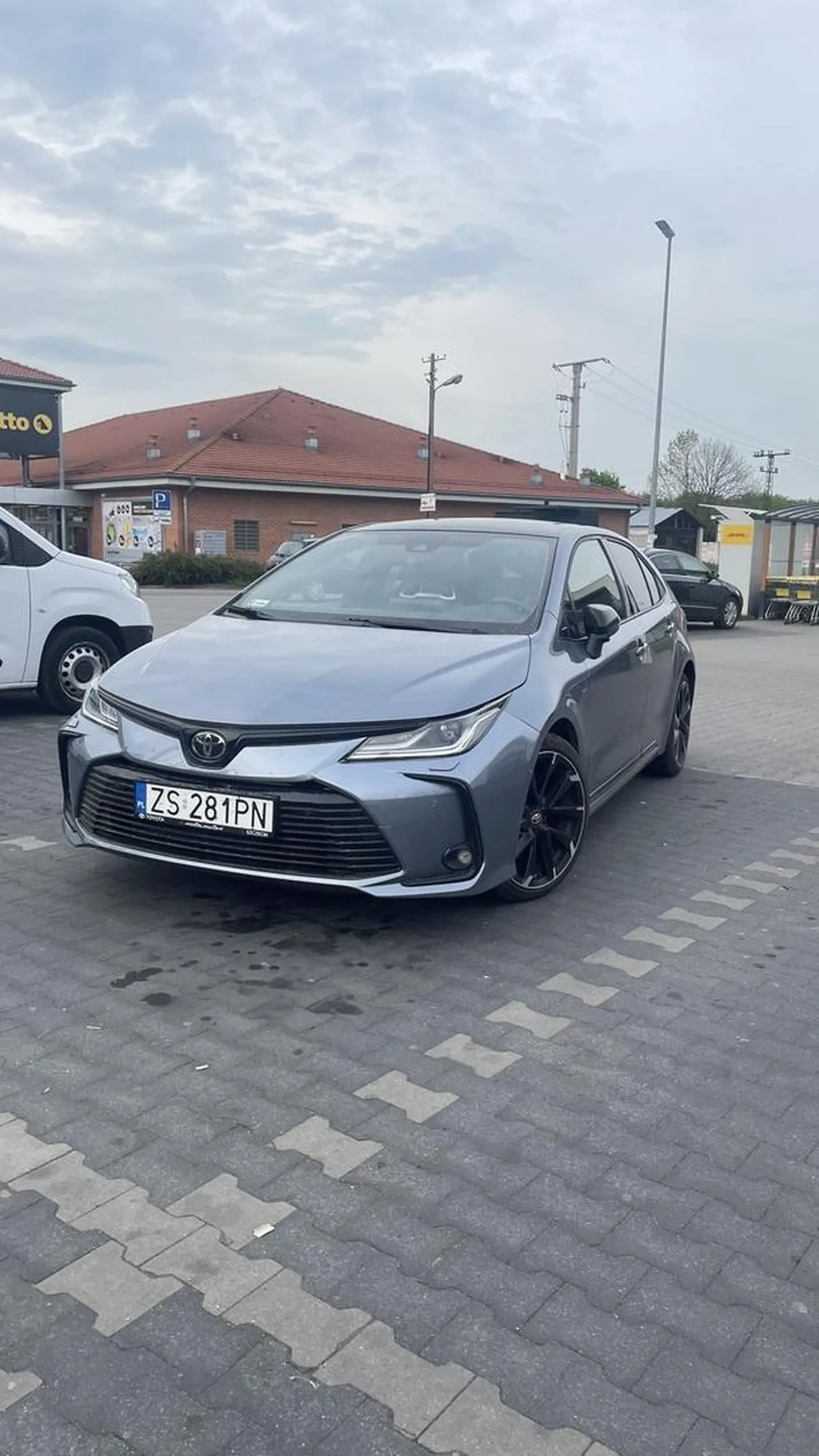 Pani kierowca ładna , ale umiejętności w parkowaniu nie posiada.