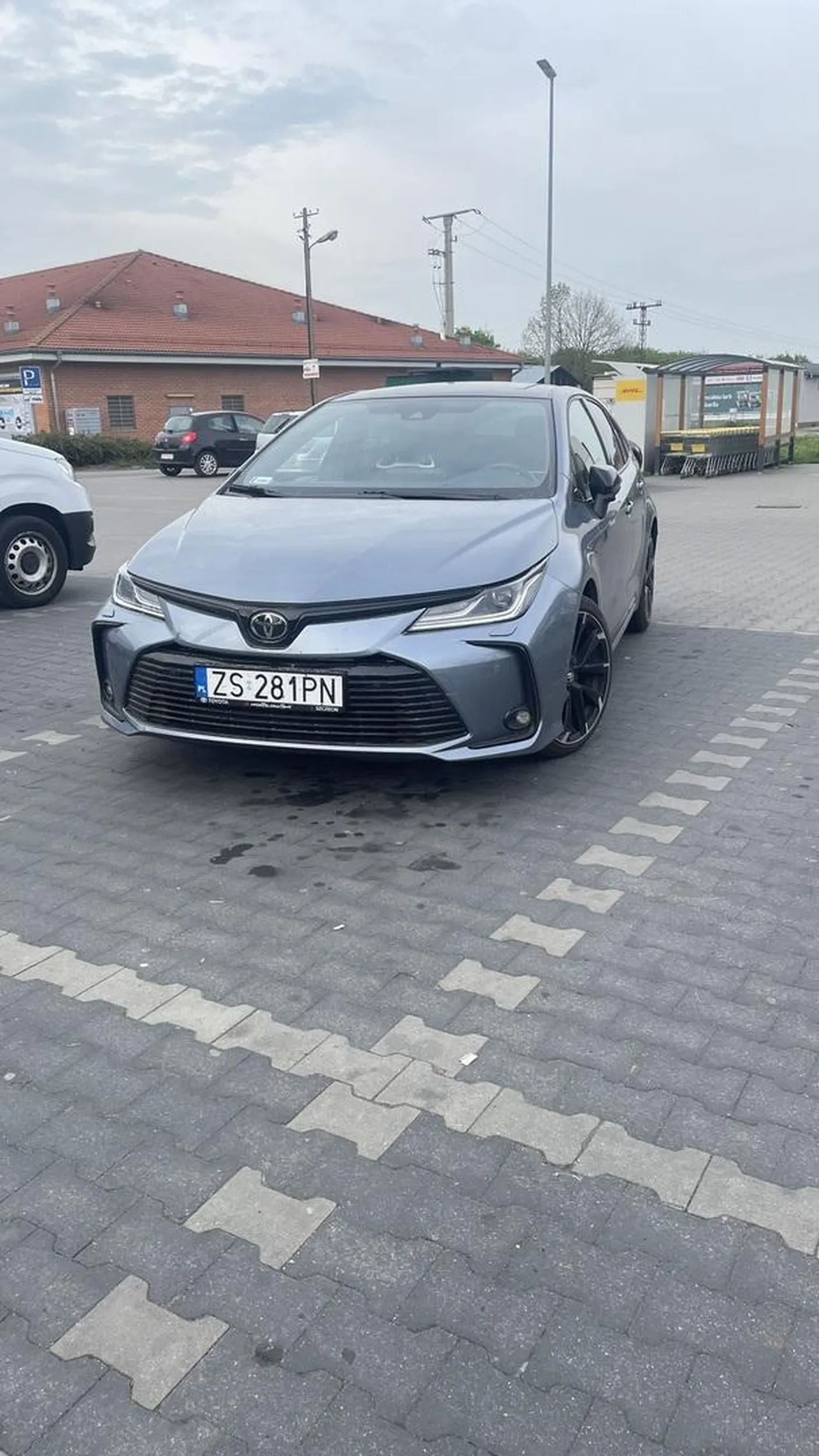 Pani kierowca ładna , ale umiejętności w parkowaniu nie posiada.