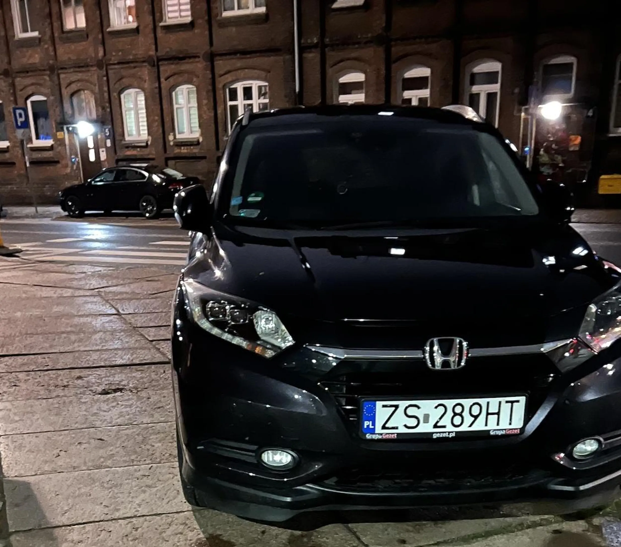 na zdjęciu nie widać skrzyżowania ja też jak parkowałem go nie widziałem, na zdjęciu też nie widać że zostawiłem ponad 1,5m chodnika, bo przecież trawnik też się liczy prawda? prawda?? prawda???