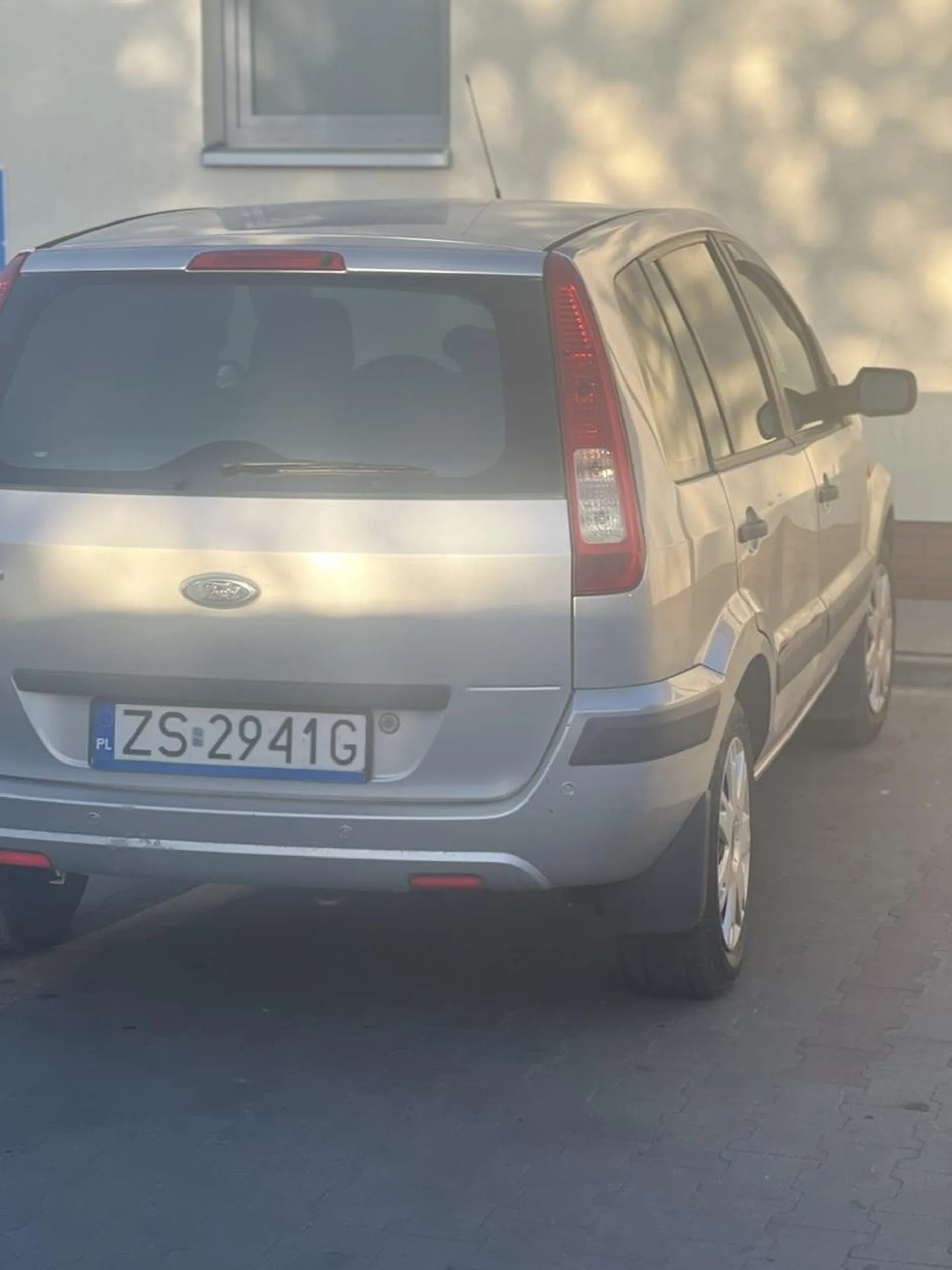 Kierowca wymusza pierwszeństwo, po czym  hamuje do zera. Pan chyba nie dowidzi. Uważajcie na siebie.