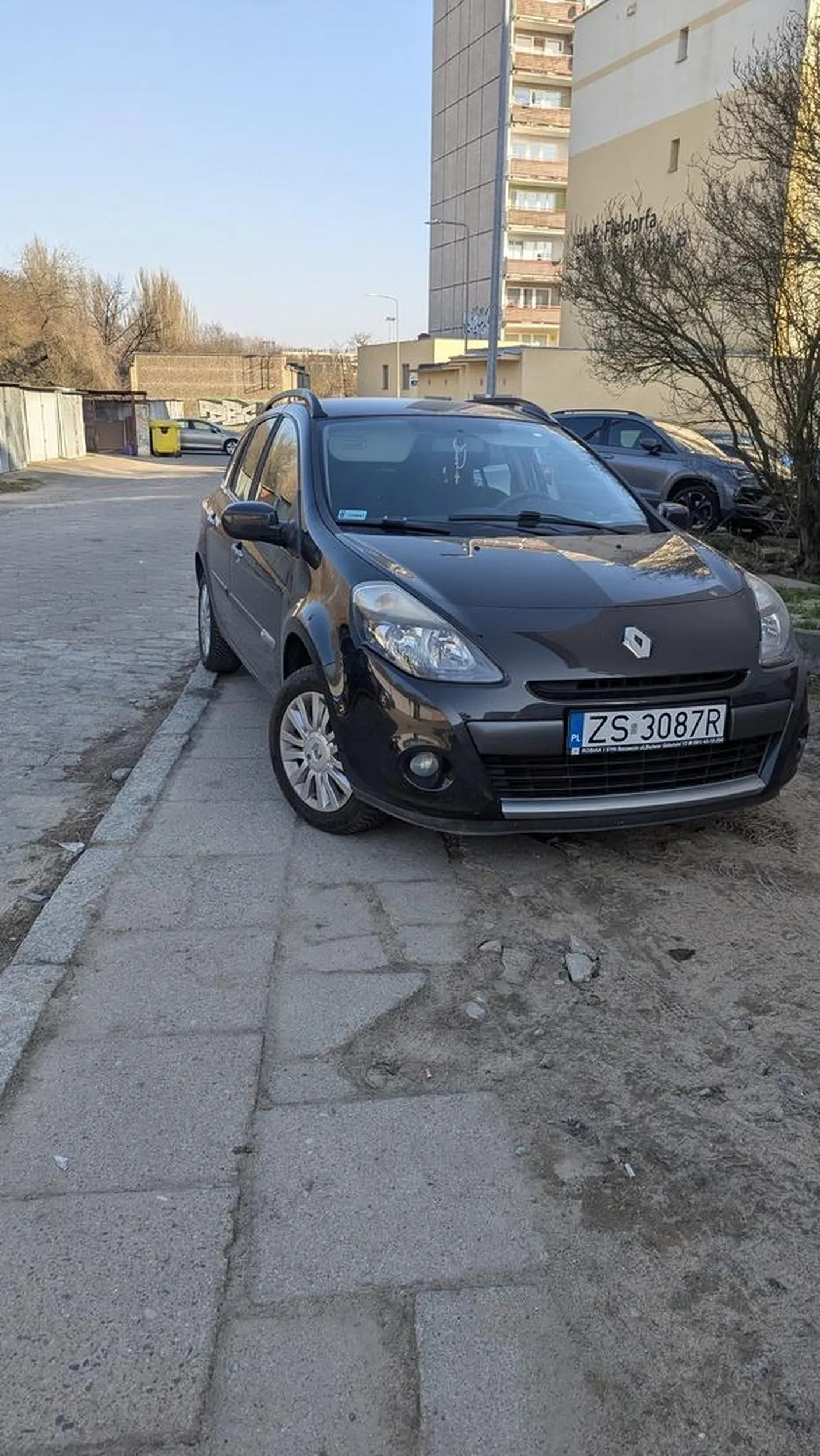 Mistrz parkowania na chodniku. Kierowcy polecam wizytę u okulisty ;) Tym bardziej, że nie pierwszy raz zdarza ci się człowieku parkować w ten sposób przy ul. Fieldorfa w Szczecinie.