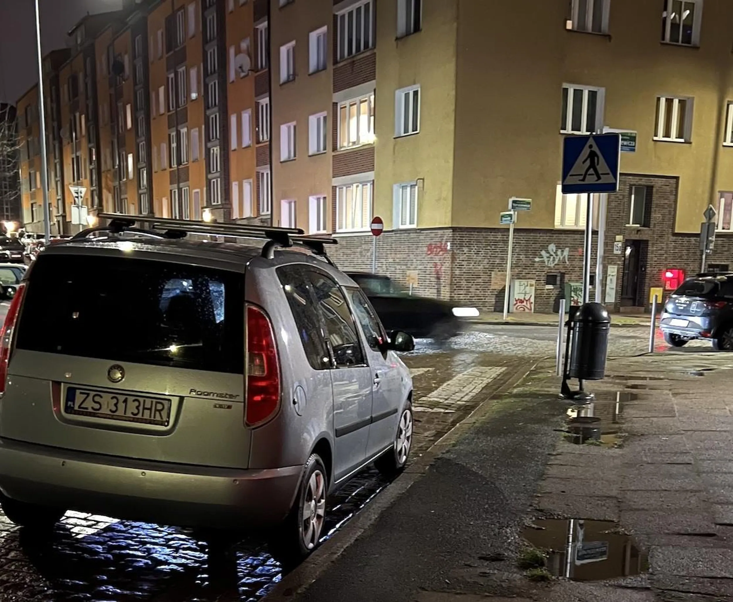 Zaparkowałem, wysiadłem, chciałem przejść po przejściu na drugą stronę i mało mnie ktoś nie przejechał bo jakiś ******** zaparkował przy przejściu... a nie... czekaj... czekaj.... to chyba mój...