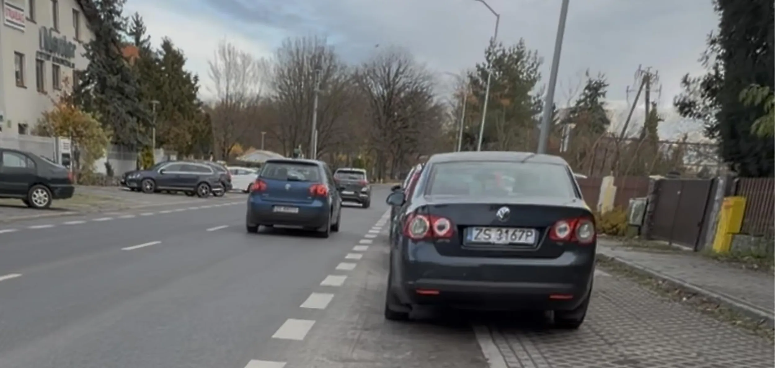 Zostawiłem trochę miejsca na parkingu, aby z lekka przyblokować drogę dla rowerów, a co nie wolno? buhaha