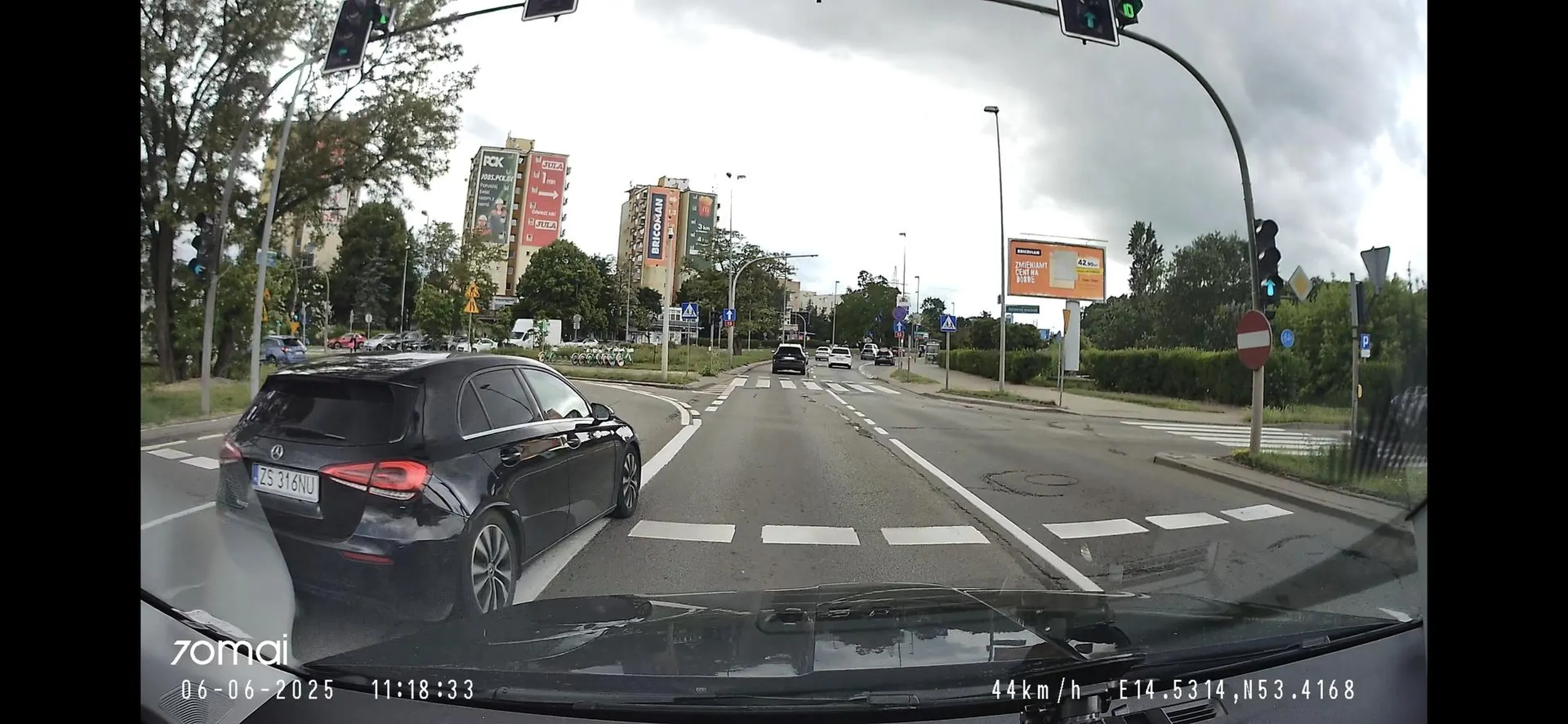 linia ciągła, wyraźne oznaczenie pasów ruchu, wyraźna sygnagnalizacja ... ale młody człowiek to wszystko olewa i tylko dzięki temu, że jechałem wolno nie doszło do kolizji