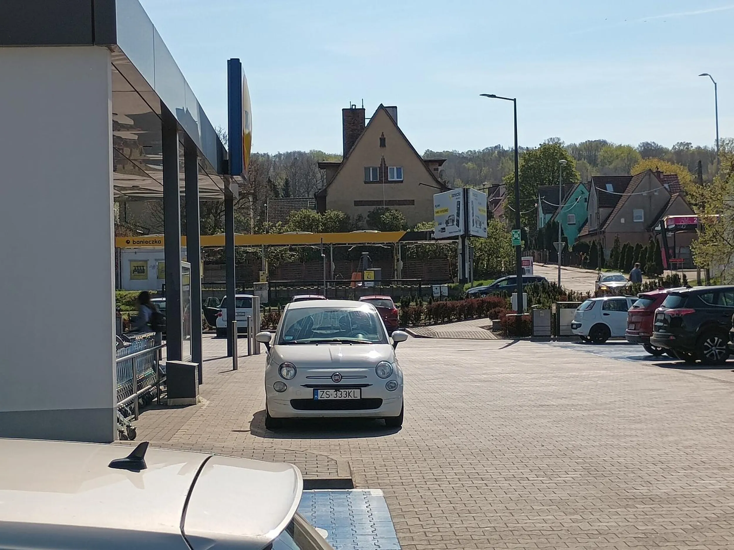 Do Lidla wjechać się nie da? A to stanę przy samym wejściu. Wszak jestem gwiazdą.