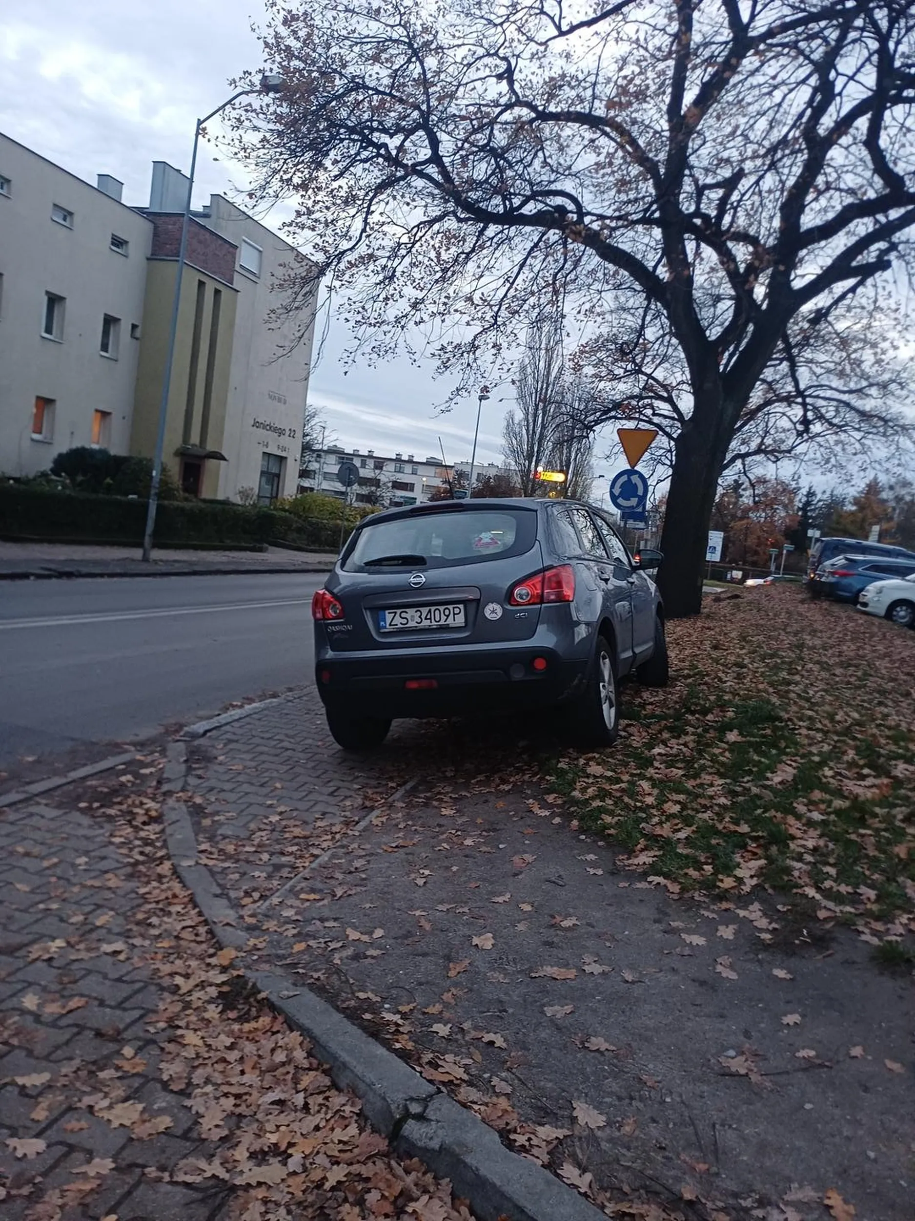 chodnik to nie miejsce do parkowania pojazdu, powinno zostać odholowane