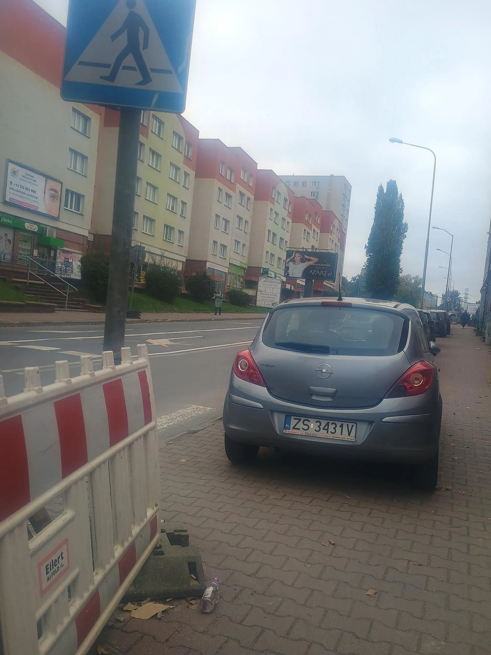 Kierowca parkuje na przejściu dla pieszych