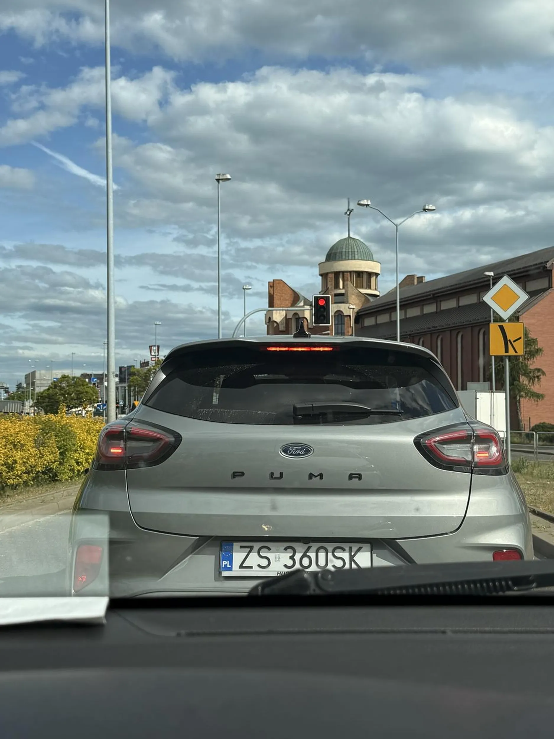 Gwiazdessa skręca w prawo ze skrajnie lewego pasa… …gdzie jezdnia w jednym kierunku na 5 pasów.