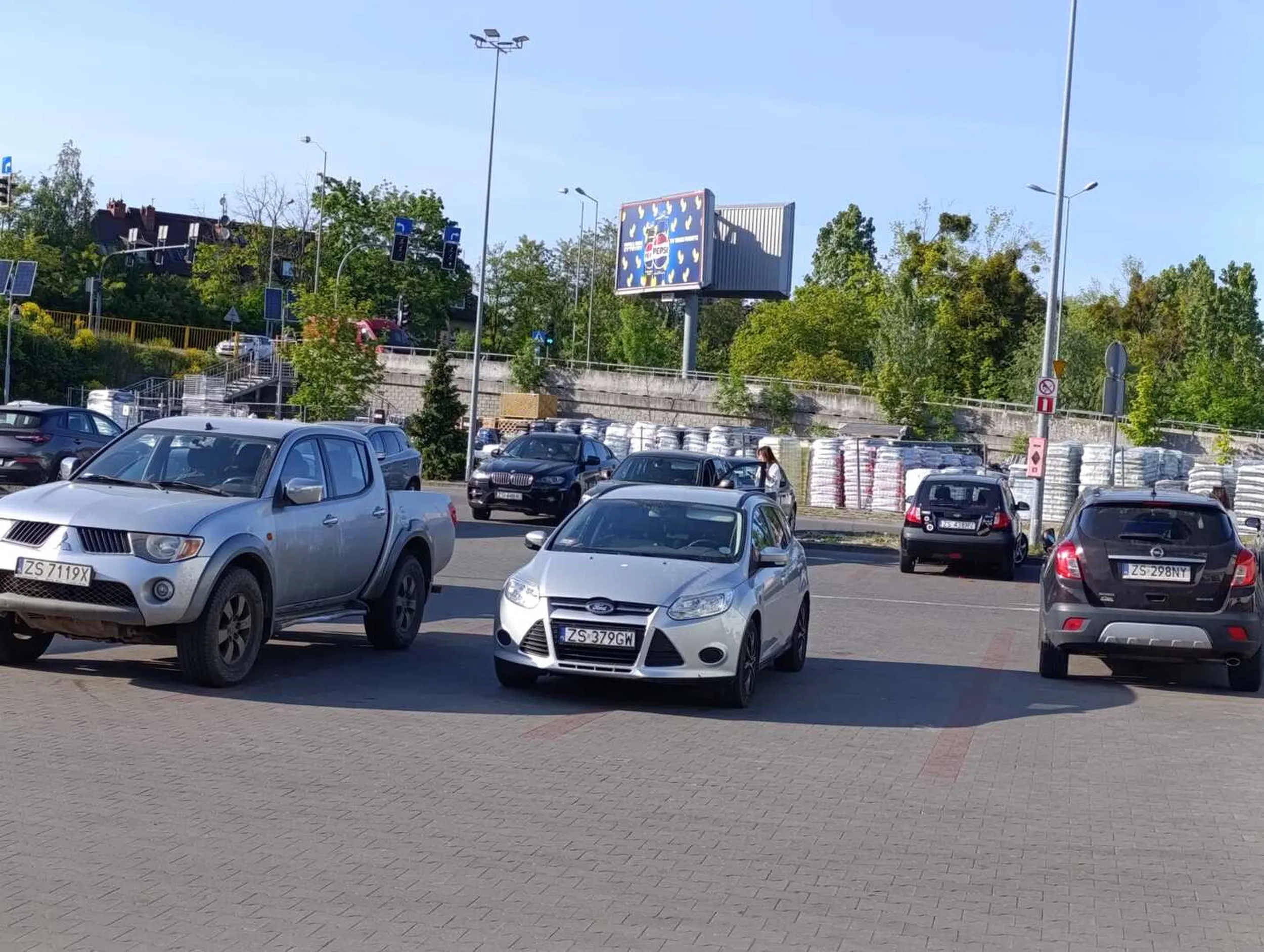 Cztery miejsca zajęte jednym samochodem