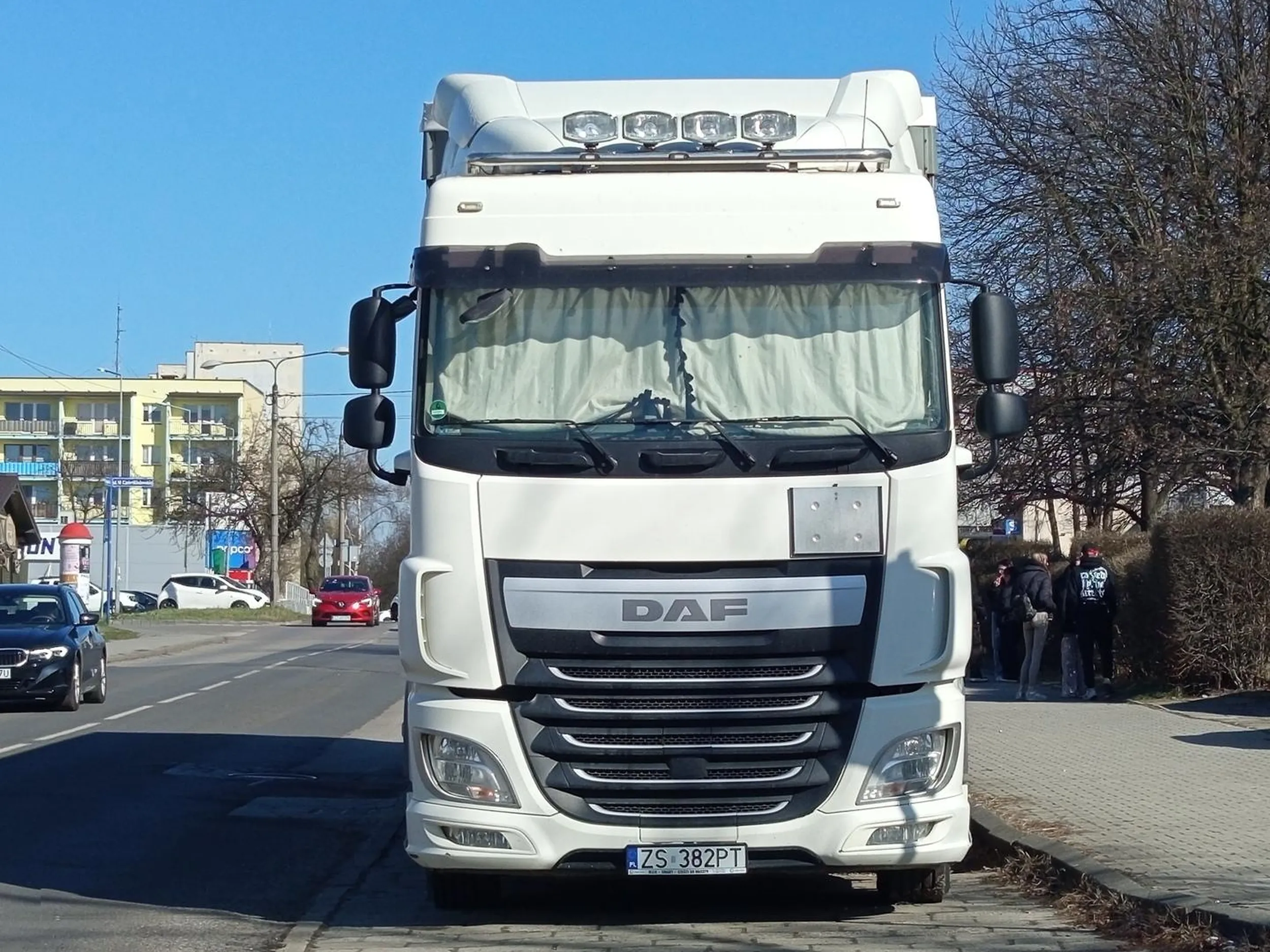 Kierowca zajmuje miejsca innym samochoda na parkingu oraz przez niego jest ograniczona widoczność na skrzyżowanie