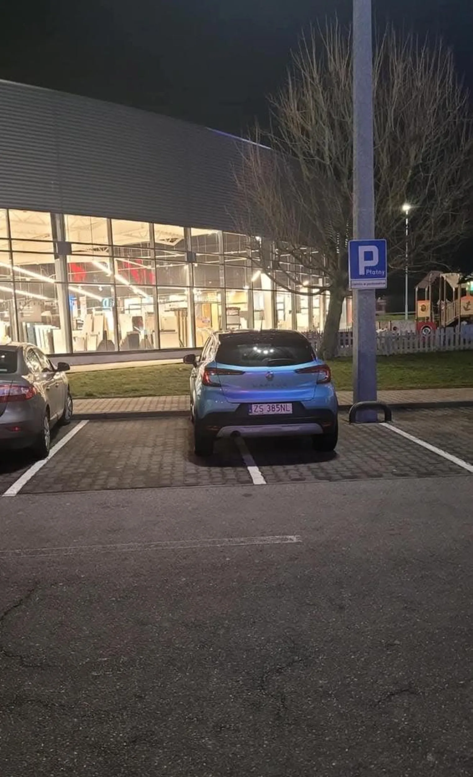 Naucz się parkować kierowco tego samochodu (zdjęcie auta wzięte z posta z Facebooka)