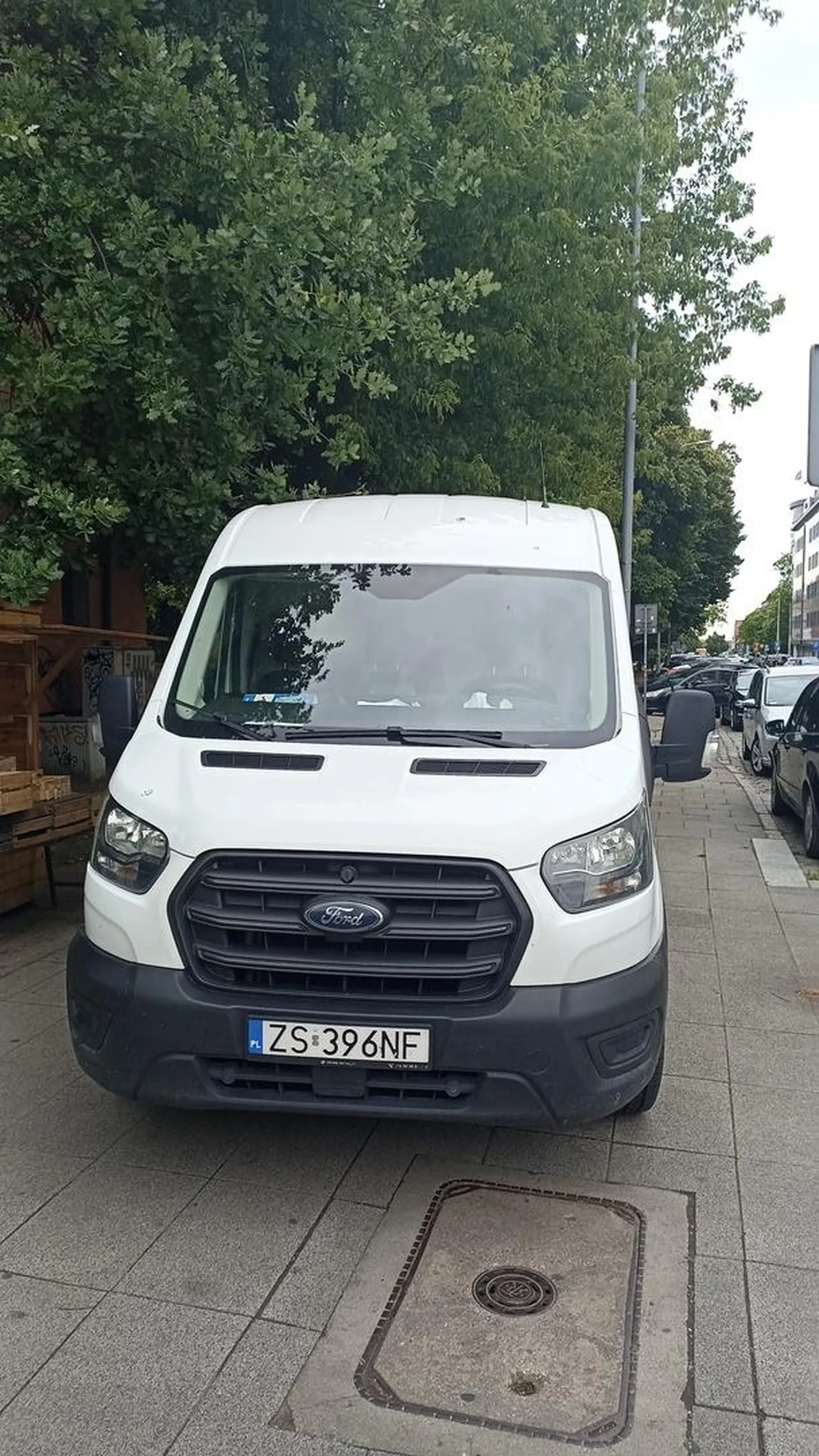 Kierowca blokuje chodniki. Za nic ma zwrócenie uwagi