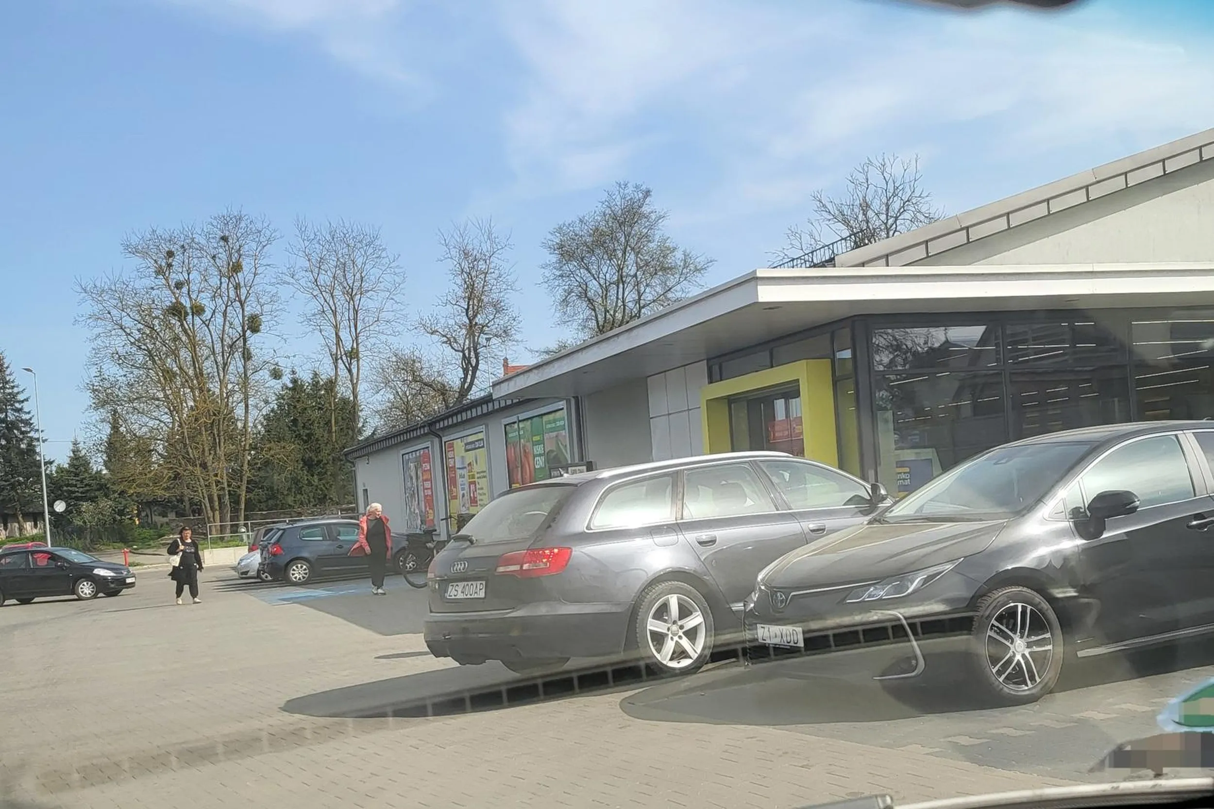 Kolejny, któremu brakuje Biedronka Drive Thru.